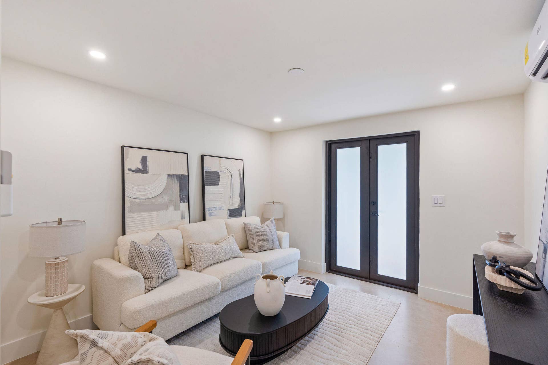 GUEST HOUSE - LIVING ROOM