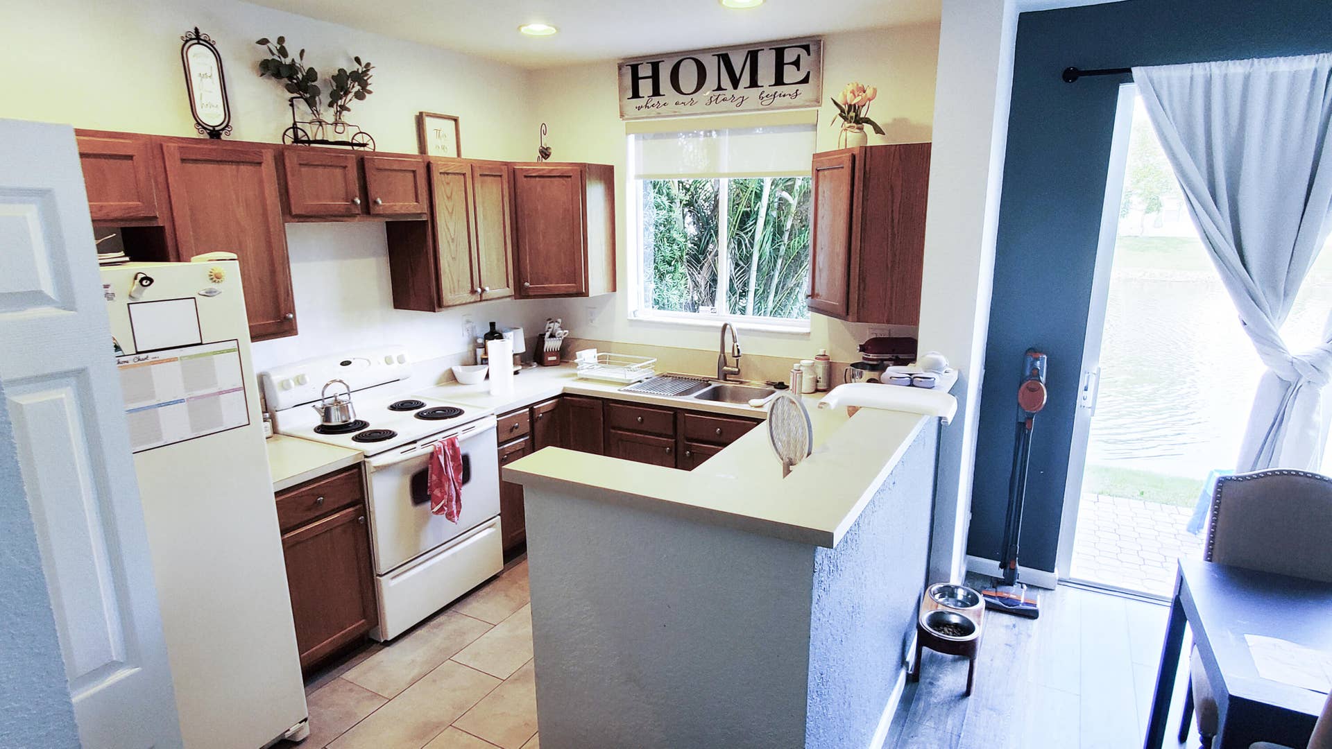 3051 Laurel Ridge Circle, Riviera Beach, FL 33404 Kitchen & Dining area (2)