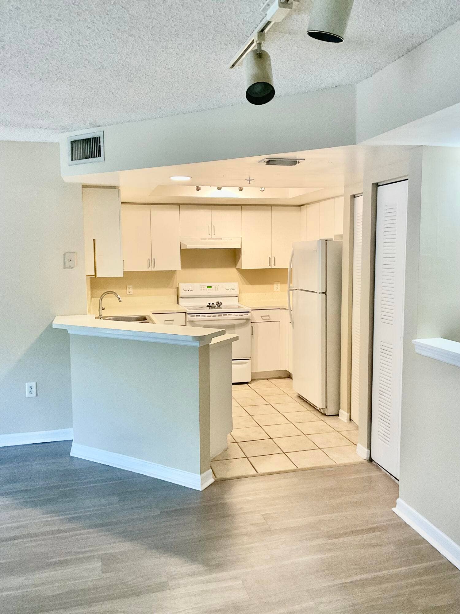 4163 N Haverhill Road, #1217, West Palm Beach, FL 33417 IMG_1904