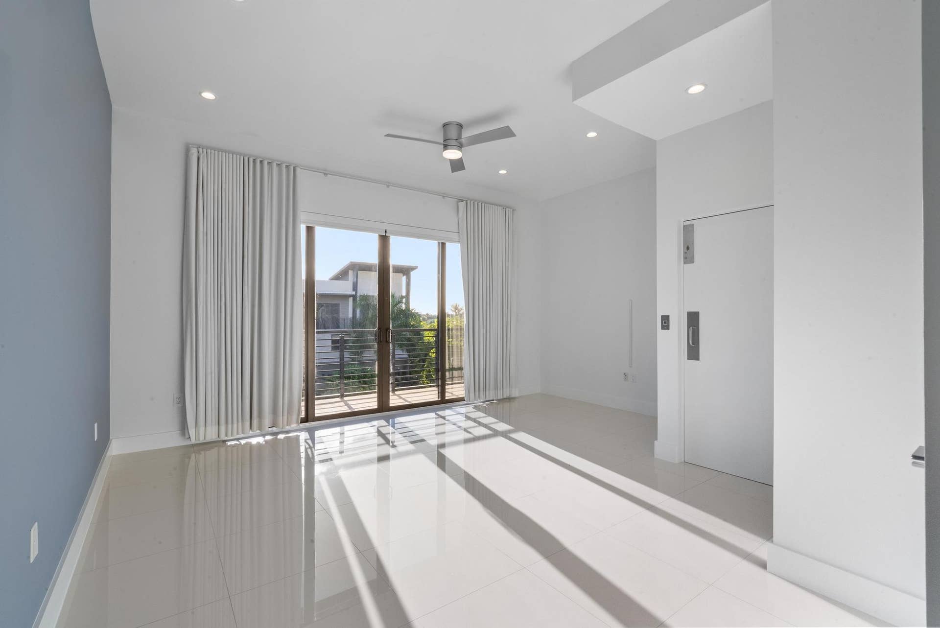 180 SE 4TH Terrace, Pompano Beach, Pompano Beach, FL 33060 lots of windows