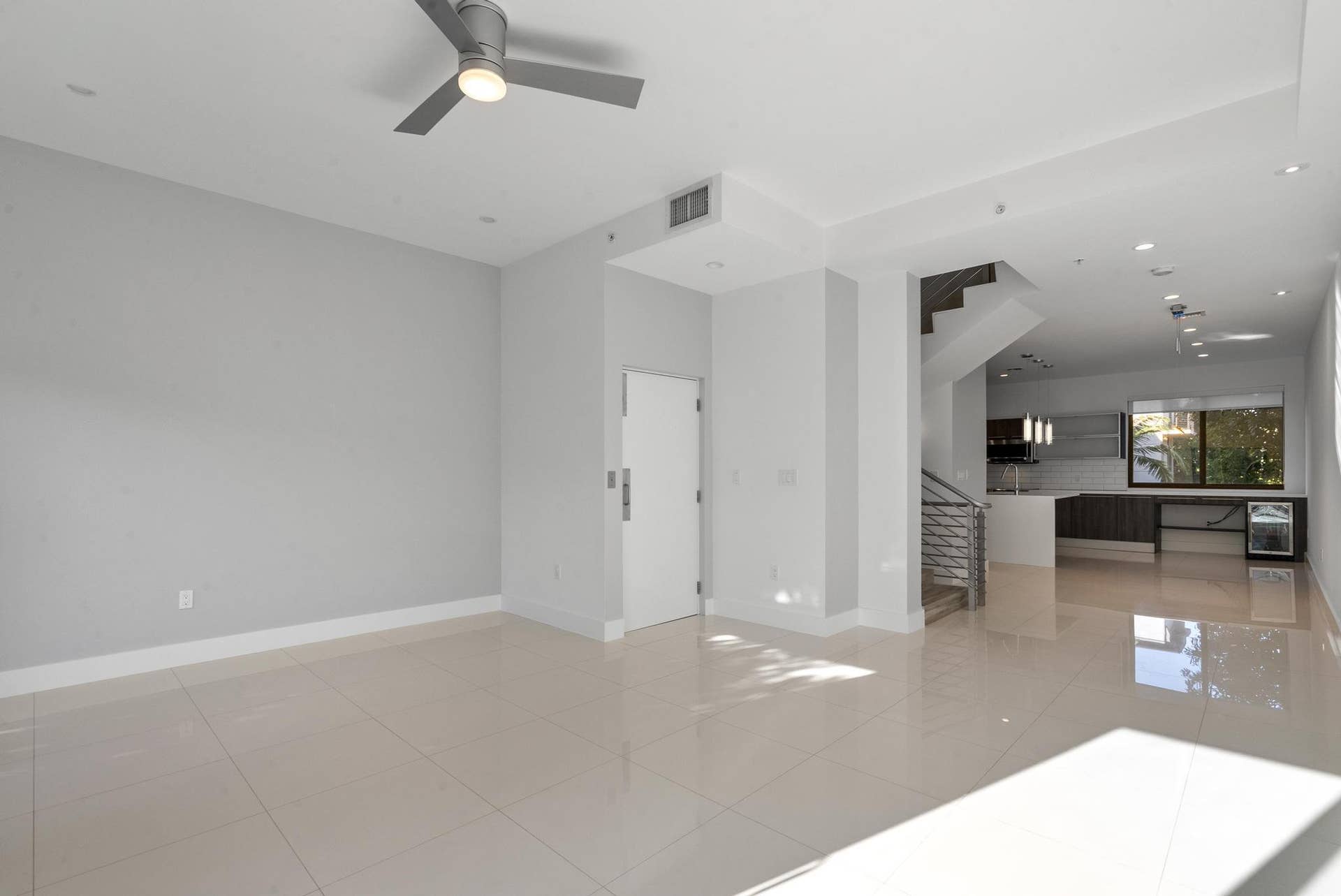 180 SE 4TH Terrace, Pompano Beach, Pompano Beach, FL 33060 Public space main floor