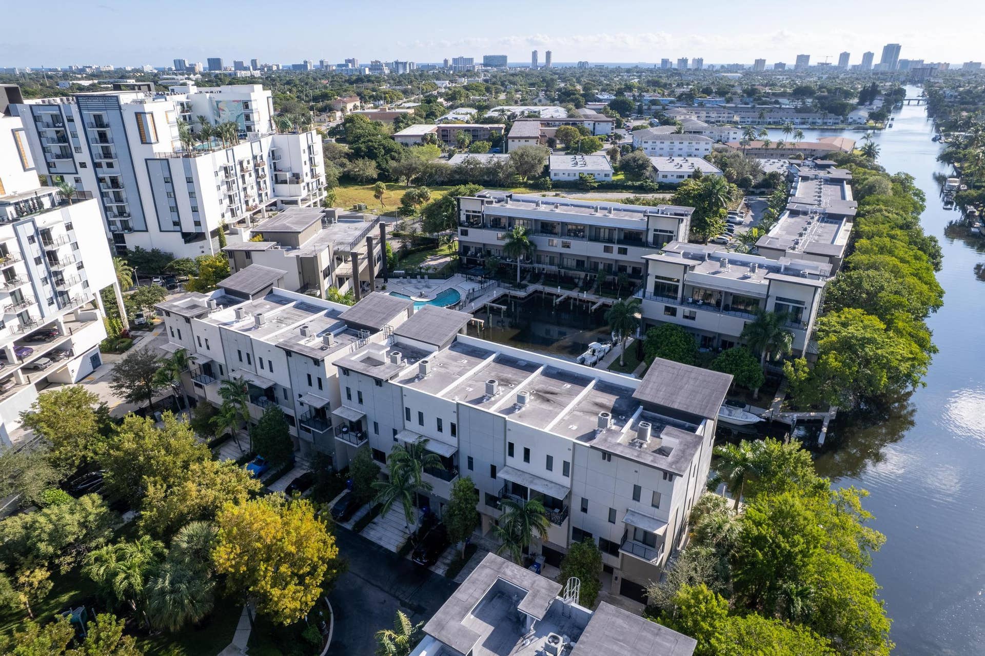 180 SE 4TH Terrace, Pompano Beach, Pompano Beach, FL 33060 Koi C-14 canal