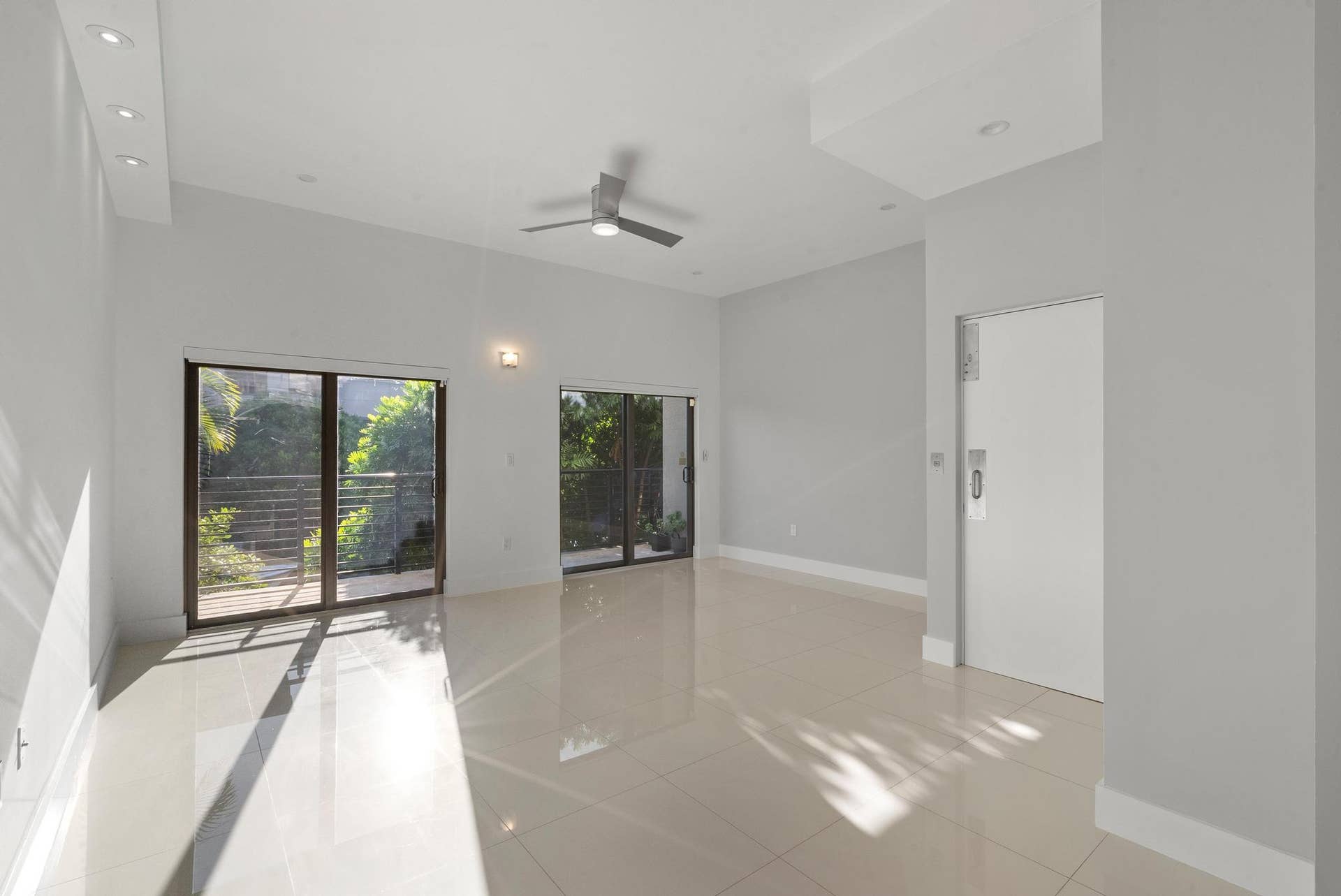 180 SE 4TH Terrace, Pompano Beach, Pompano Beach, FL 33060 Living room