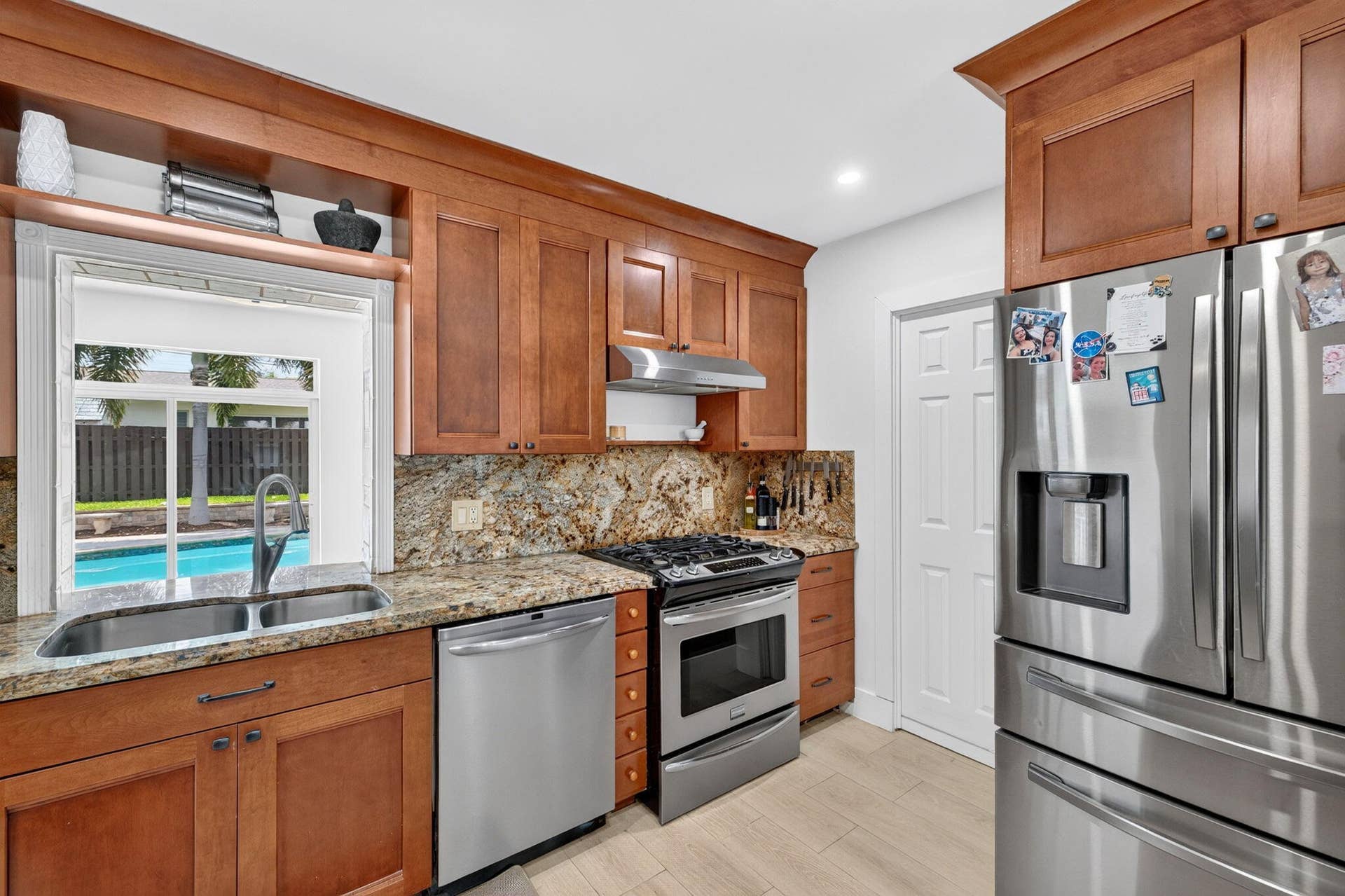 520 SE 14TH Street, Pompano Beach, FL 33060 23-web-or-mls-699A2920