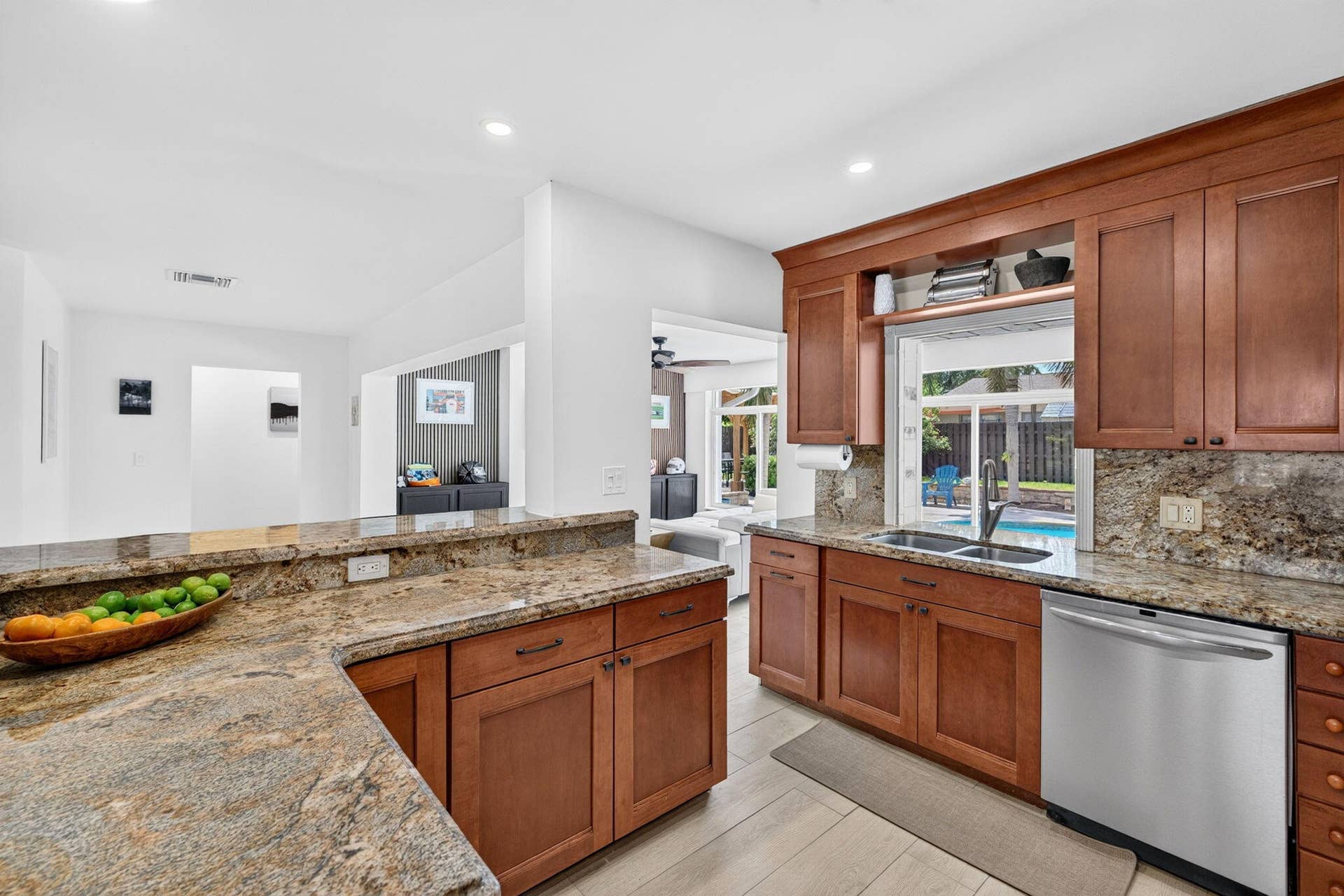 520 SE 14TH Street, Pompano Beach, FL 33060 22-web-or-mls-699A2916