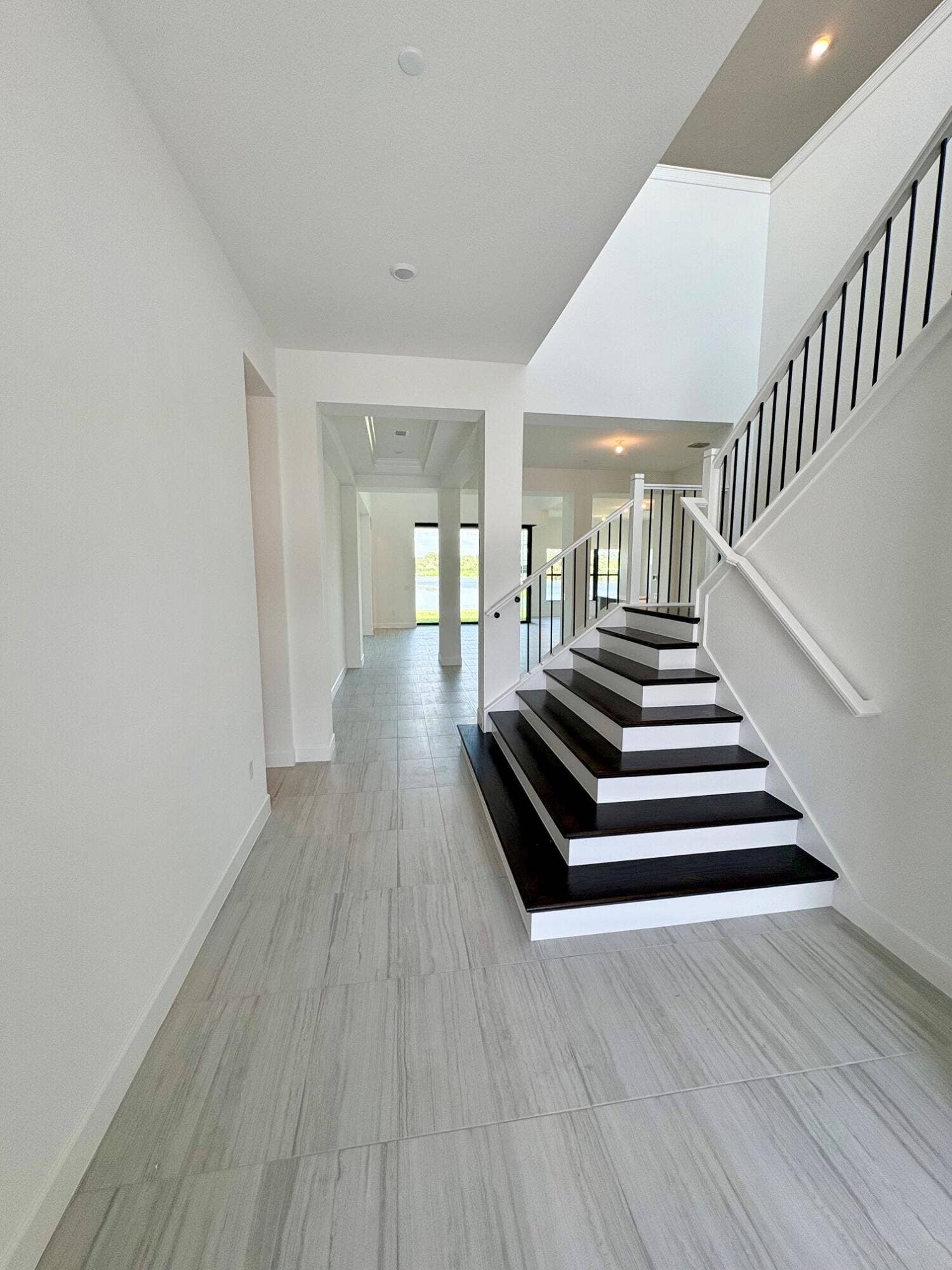 4951 Naugle Way, #18 Livingston, Davie, FL 33328 Welcoming Foyer