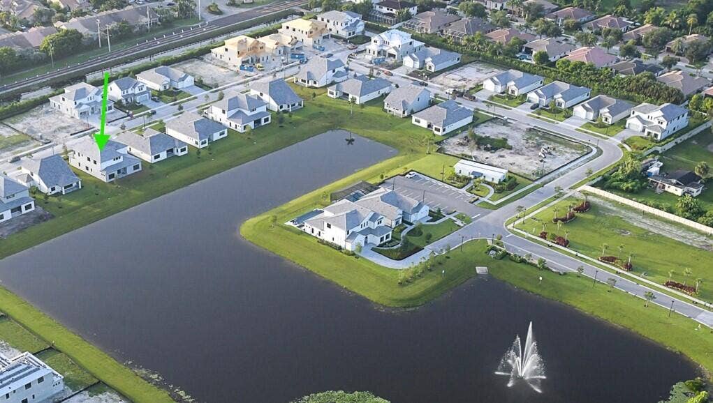 4951 Naugle Way, #18 Livingston, Davie, FL 33328 Prime Lake Location