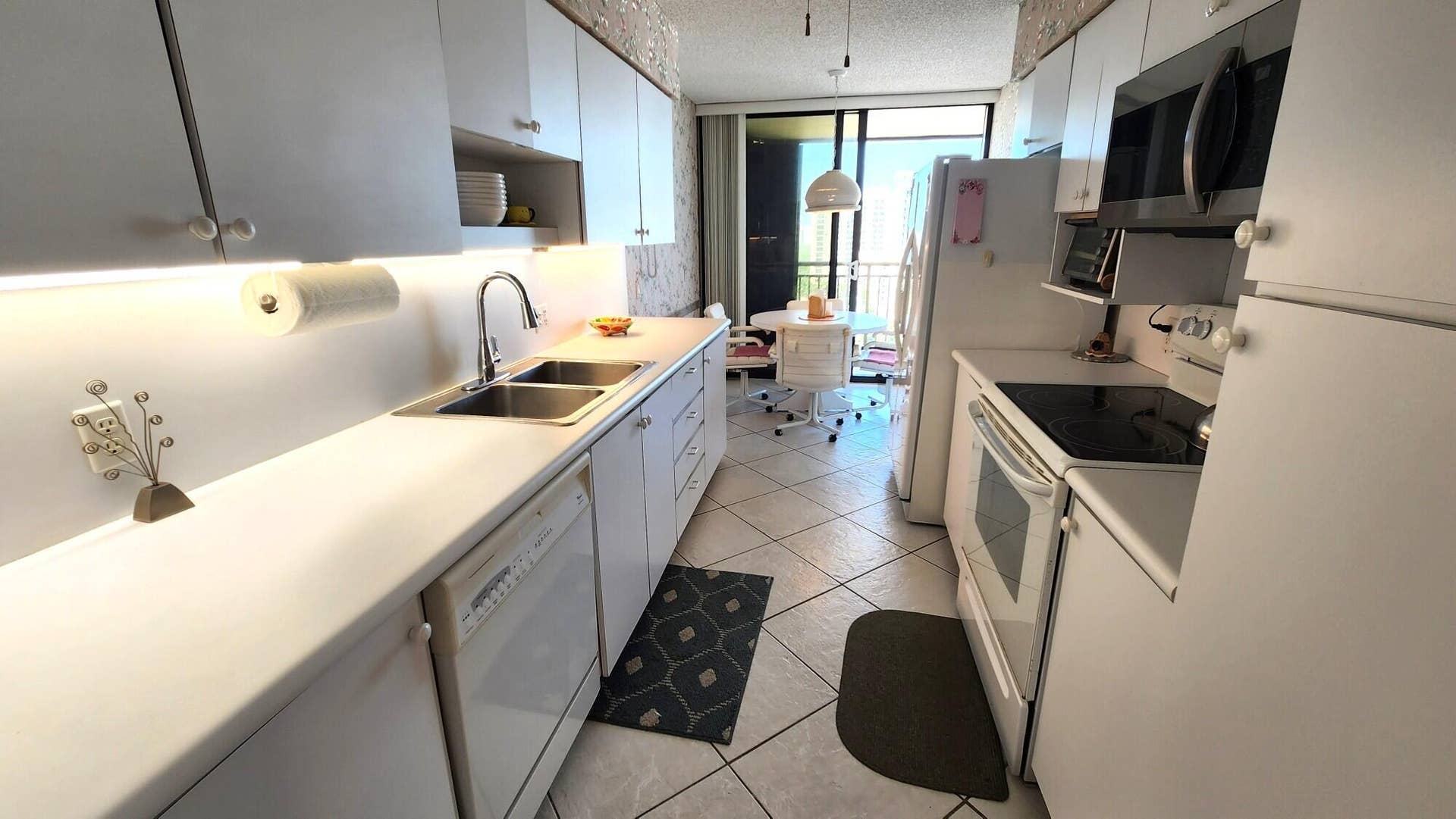 3400 N Ocean Drive, #1703, Riviera Beach, FL 33404 Kitchen