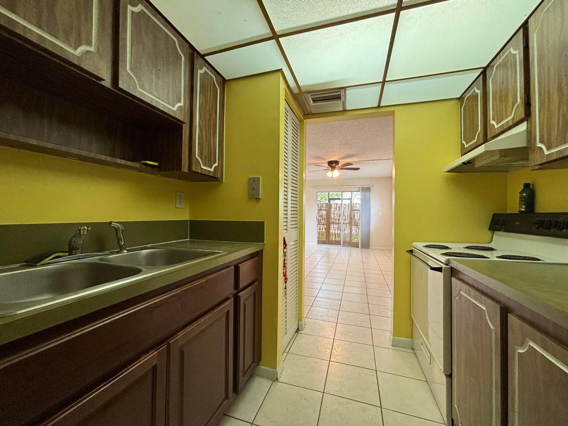 4139 NW 88th Avenue, #104, Coral Springs, FL 33065 Kitchen
