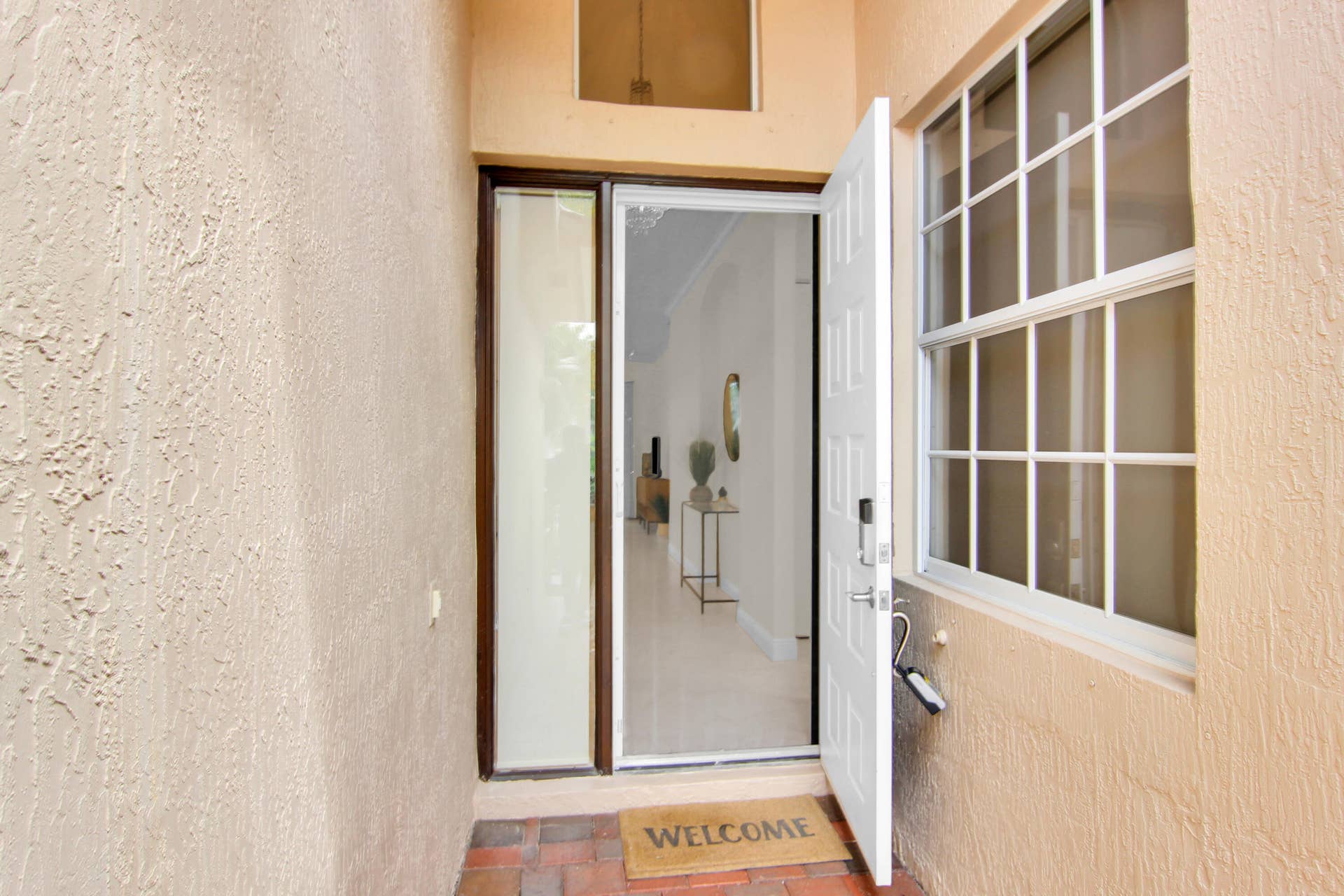 5816 VIA DE LA PLATA Circle, Delray Beach, FL 33484 Phantom Screen on Front Door