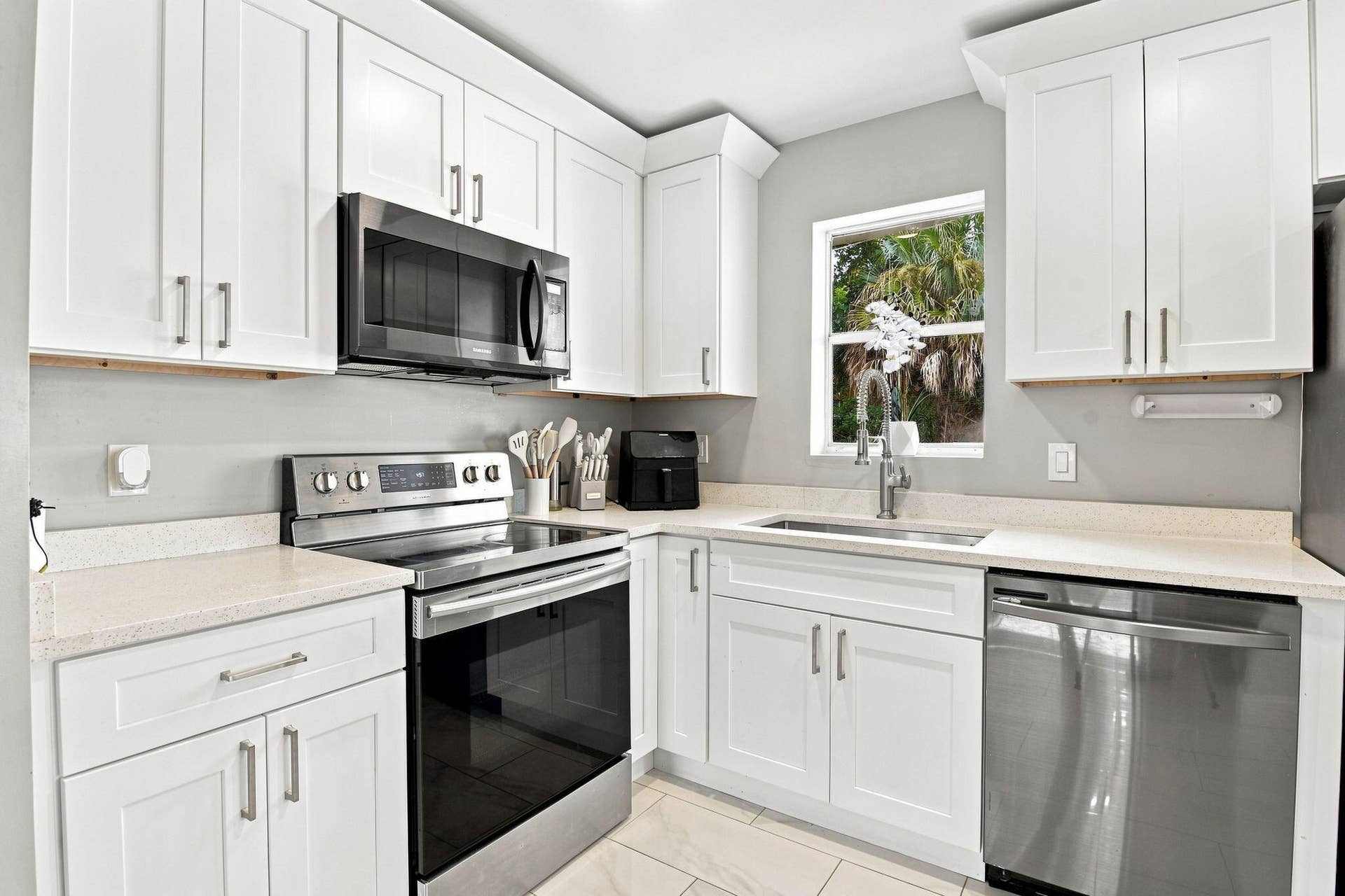 11-web-or-mls-1217%20W%2032nd%20St%20%28