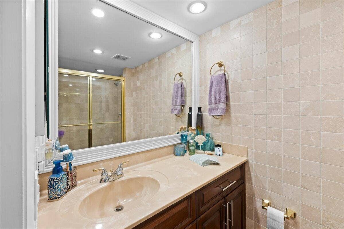 1167 HILLSBORO MILE, #308, Hillsboro Beach, FL 33062 25-424A2033