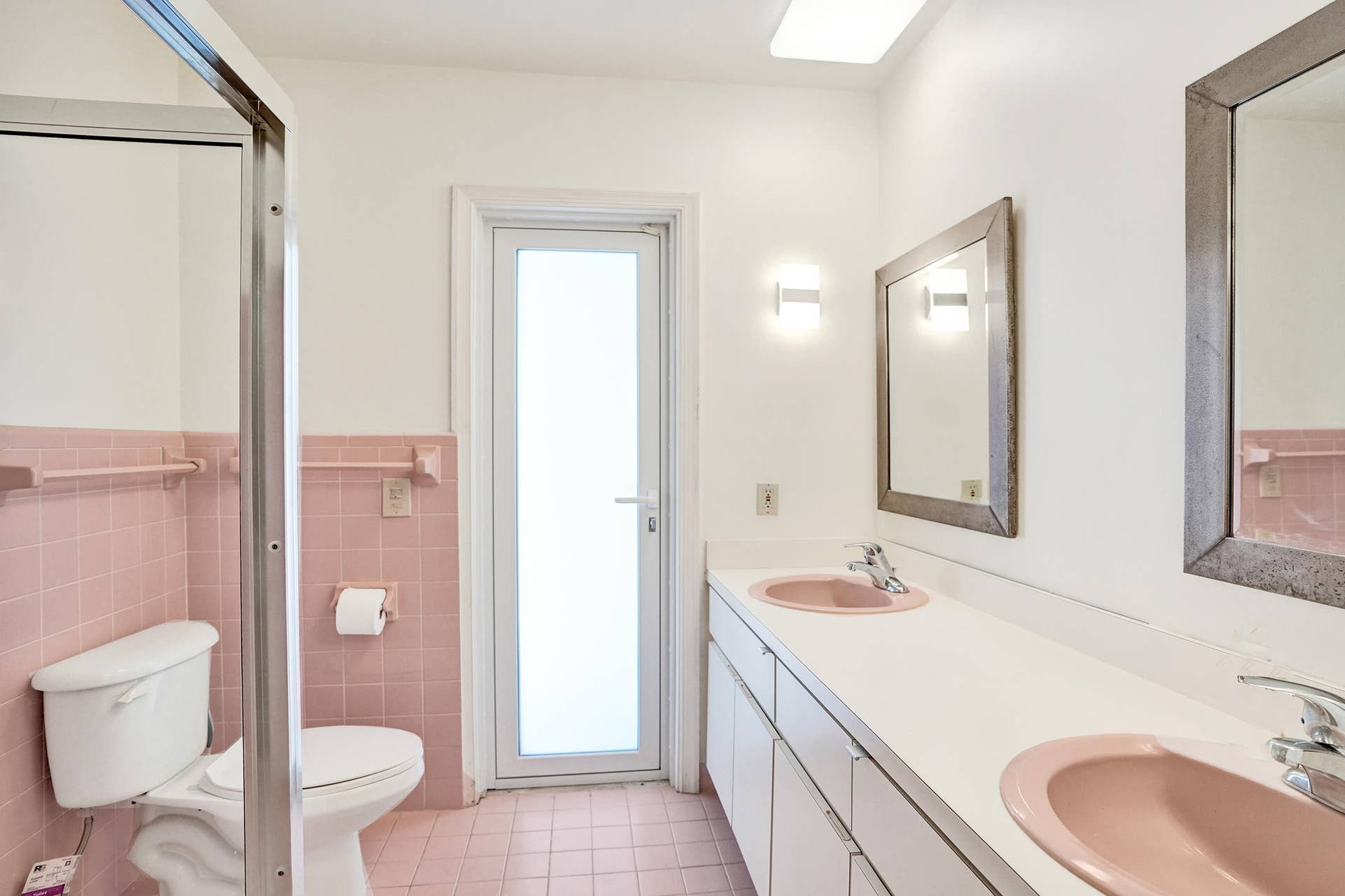 4800 NE 26TH Avenue, Fort Lauderdale, FL 33308 Hall bath (cabana) serves two bedrooms