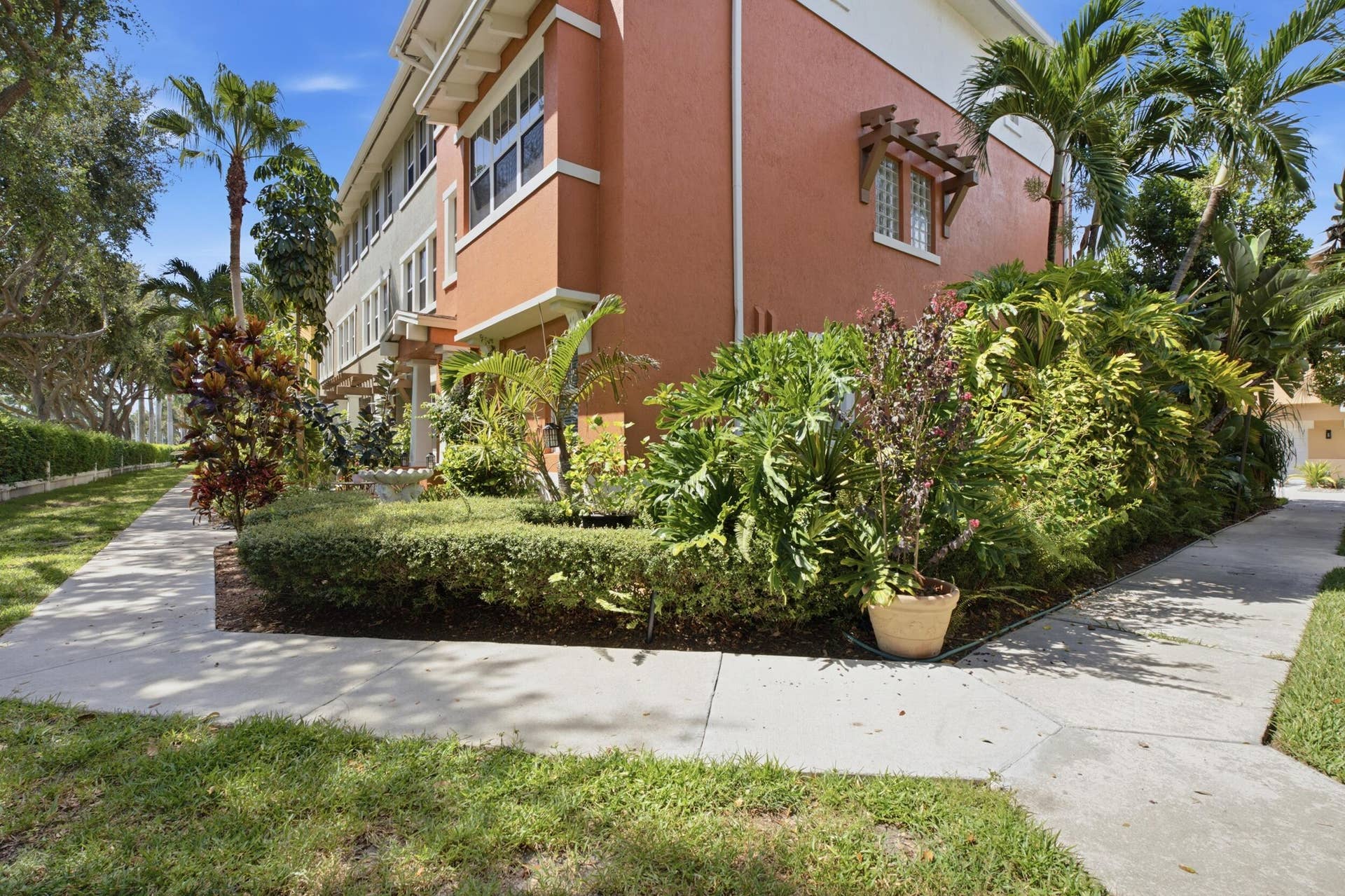 960 Millbrae Court, #6, West Palm Beach, FL 33401 Walkway to front of house