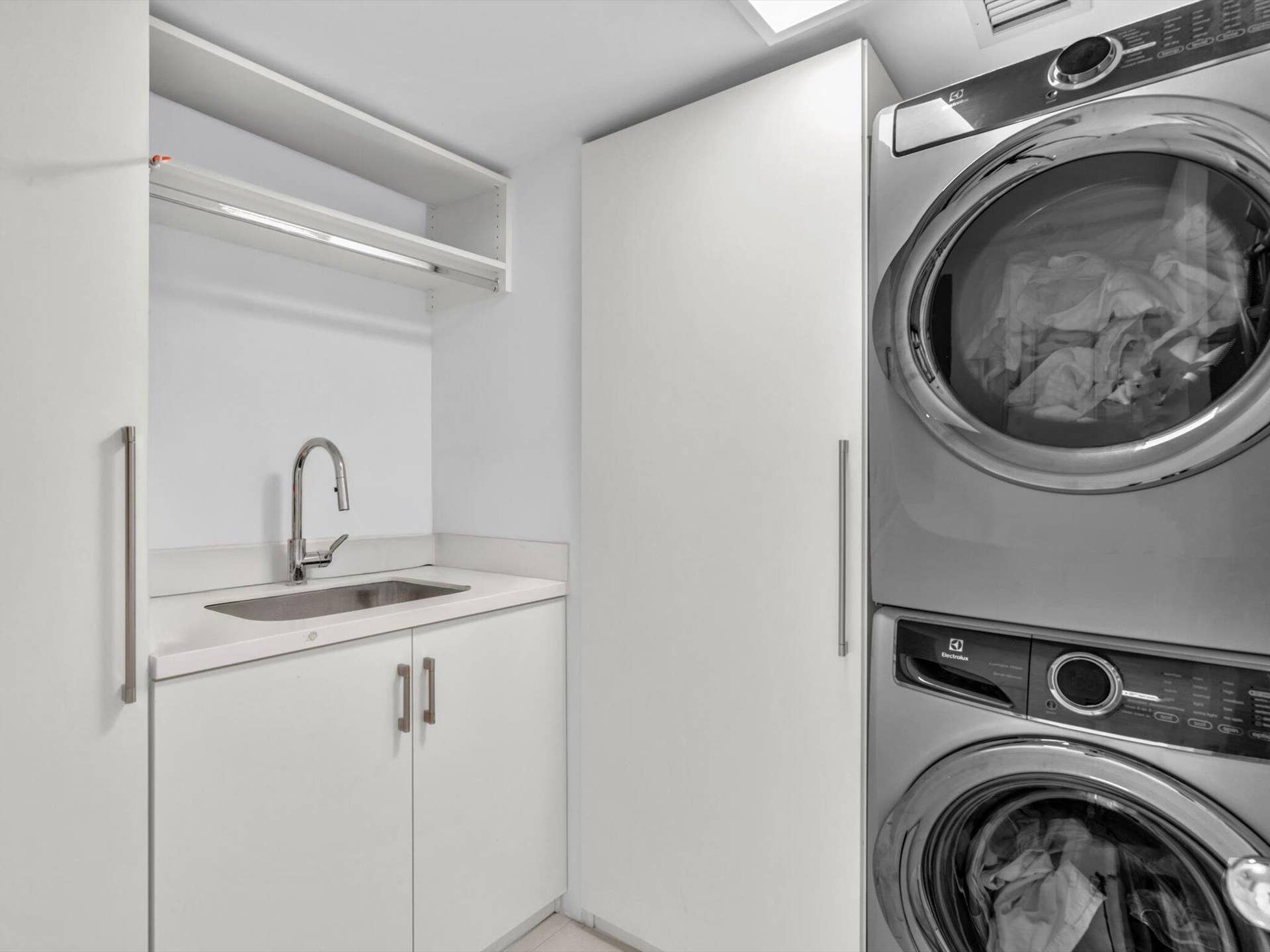 SEPARATE LAUNDRY ROOM