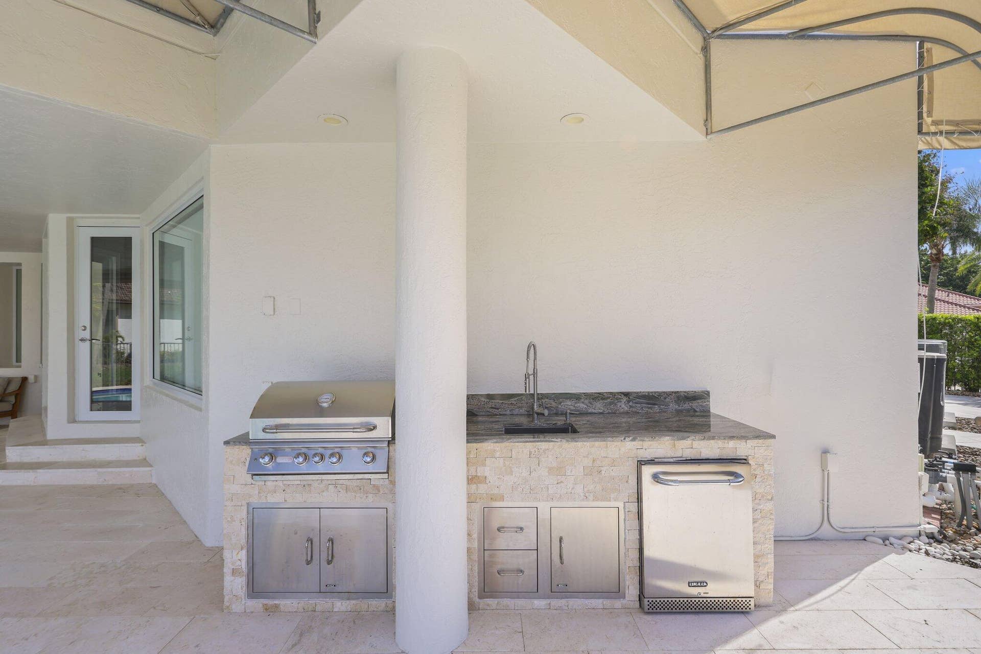 outdoor kitchen