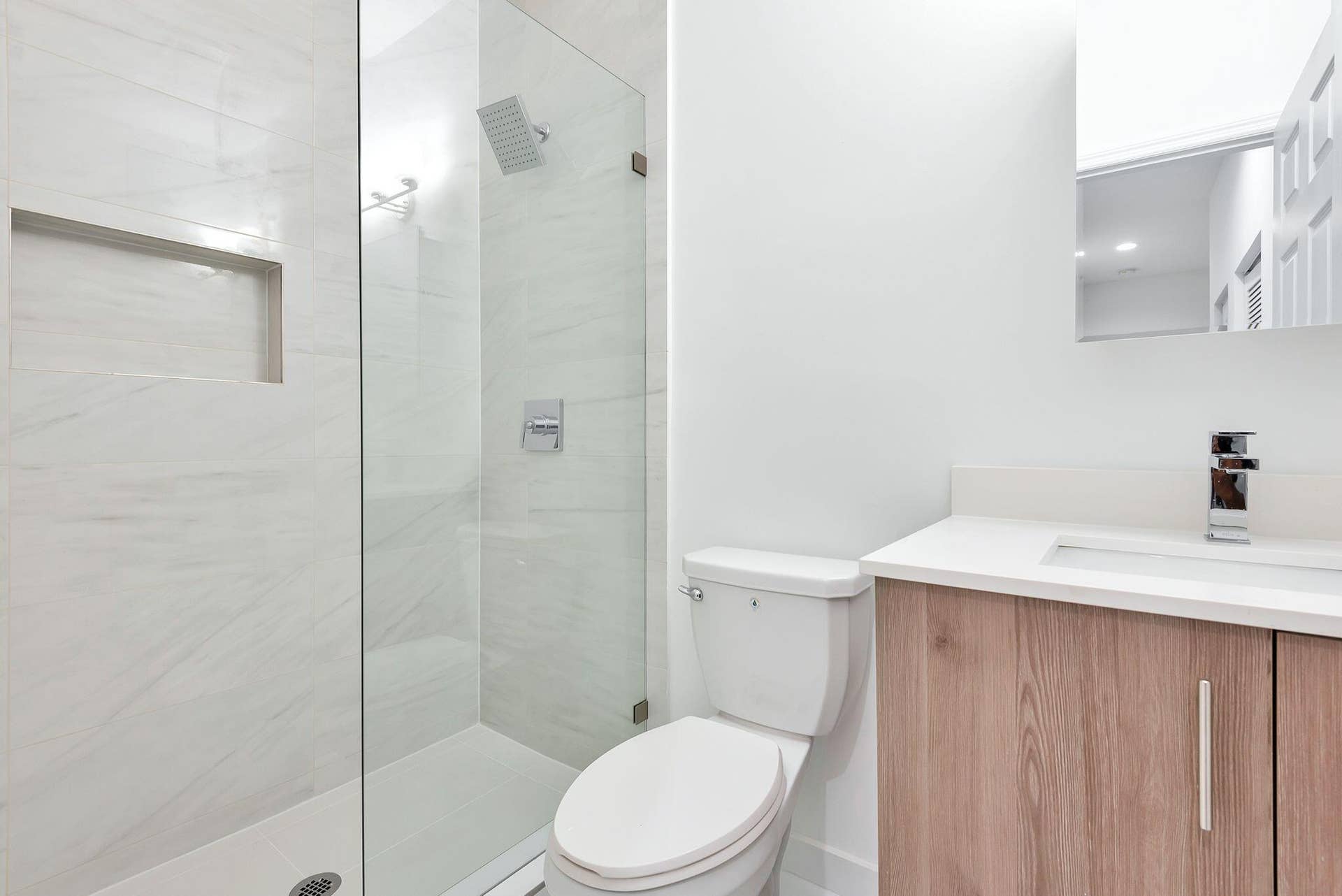 1030 CRYSTAL Way, #103, Delray Beach, FL 33444 2nd bathroom