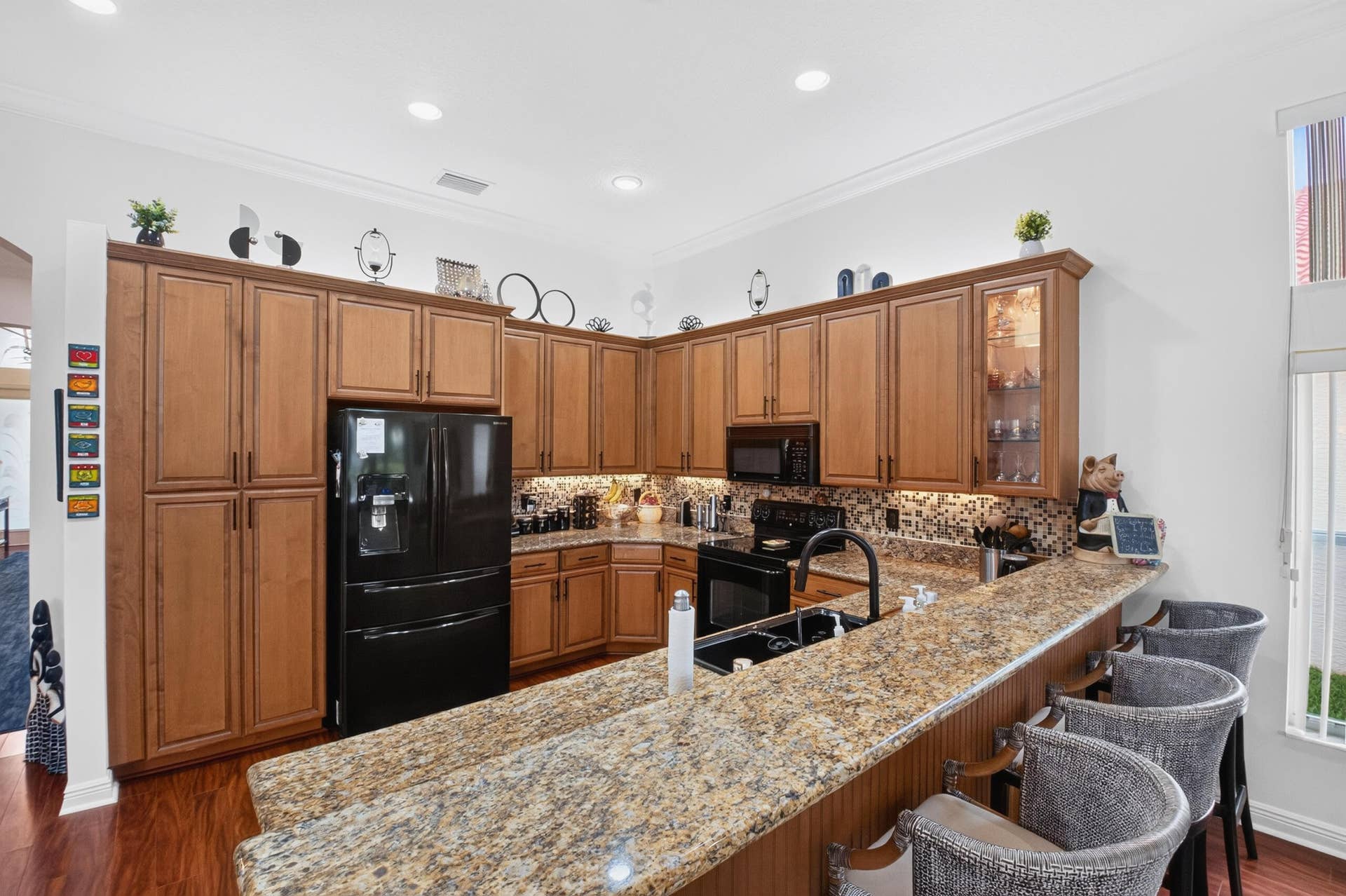 6600 Capistrano Beach Trail, Delray Beach, FL 33446 Elegant granite countertops & an attractive backsplash compliments the kitchen's sophisticated design.