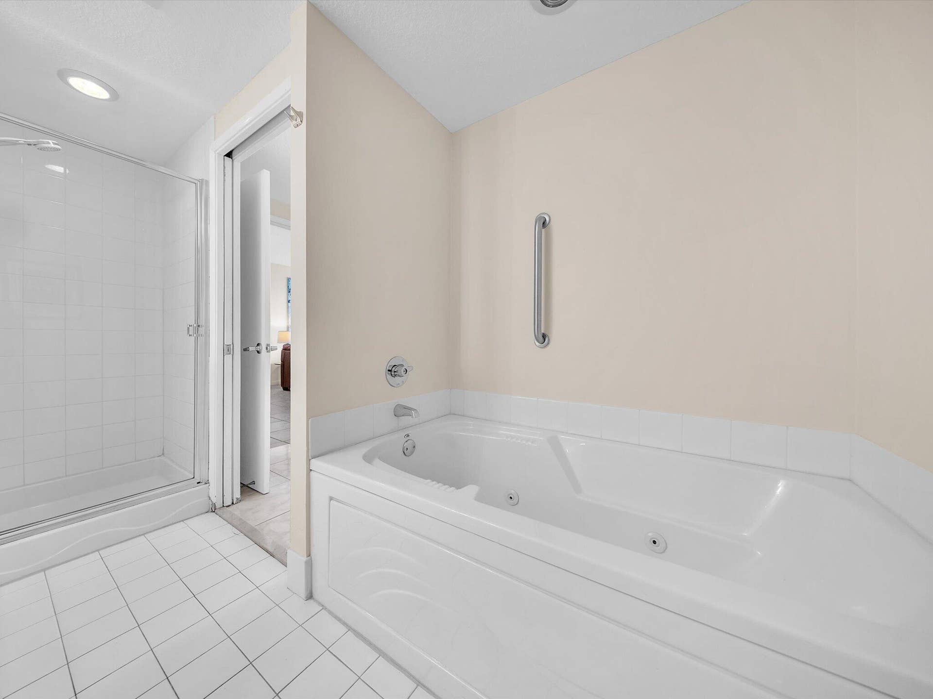 18100 N Bay Road, #707, Sunny Isles Beach, FL 33160 En suite master bath