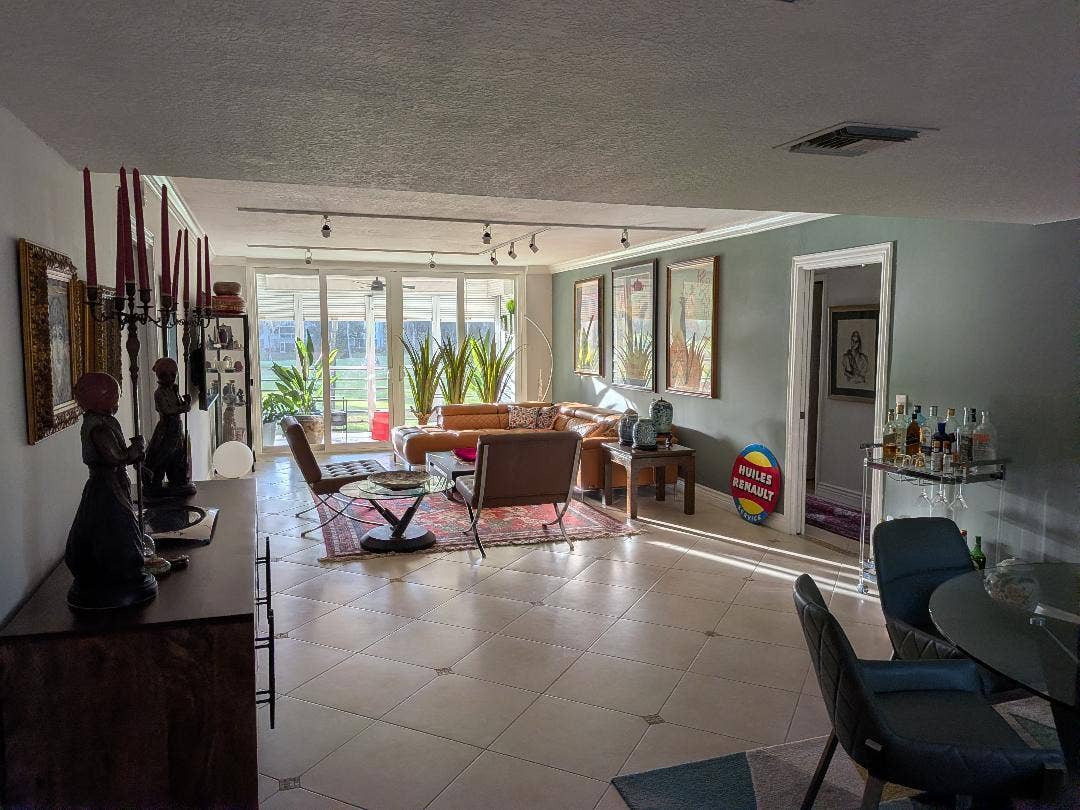 907 Cypress Terrace, #205, Pompano Beach, FL 33069 Living room 1