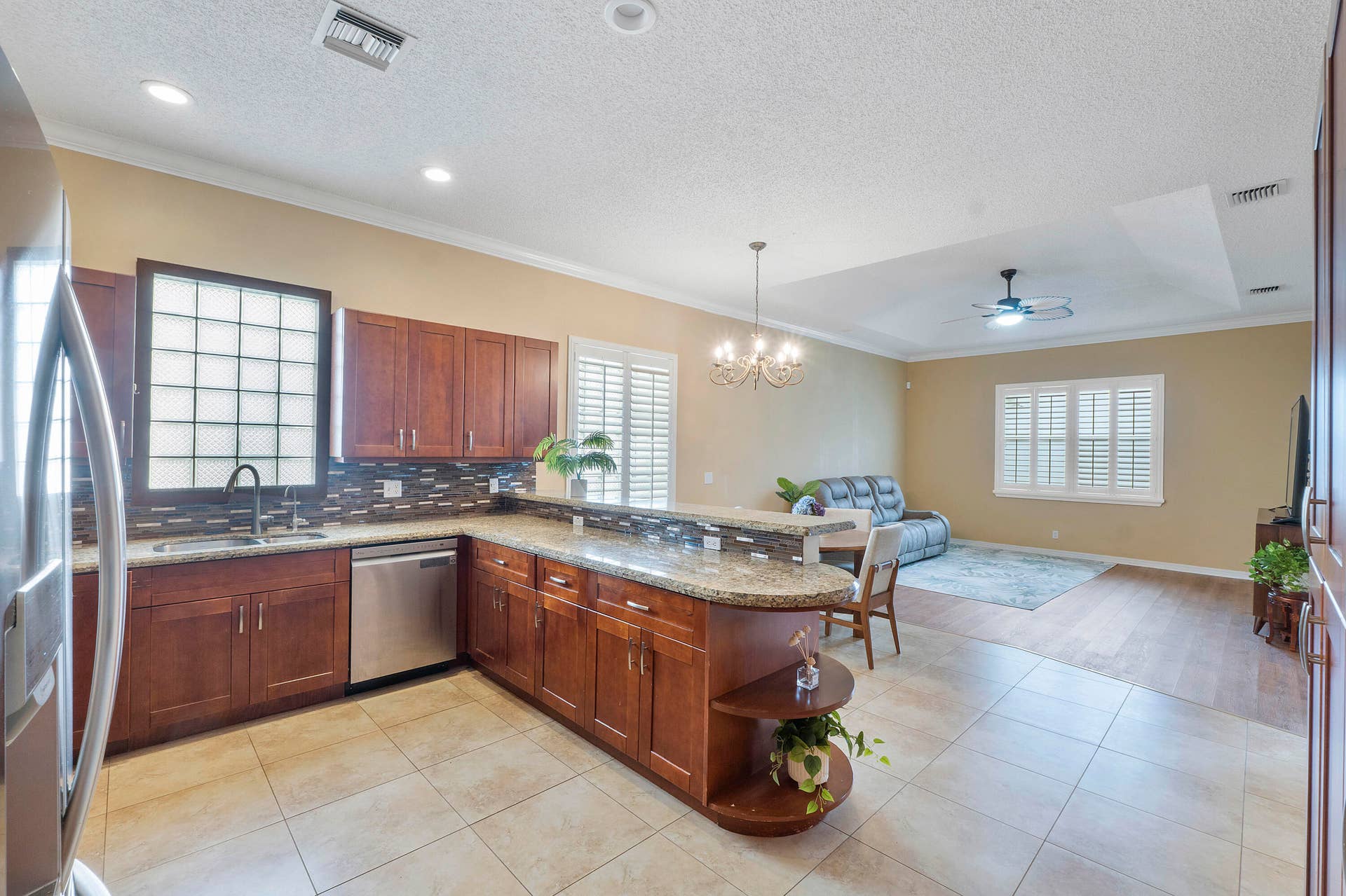 5877 NW 73rd Ct_012