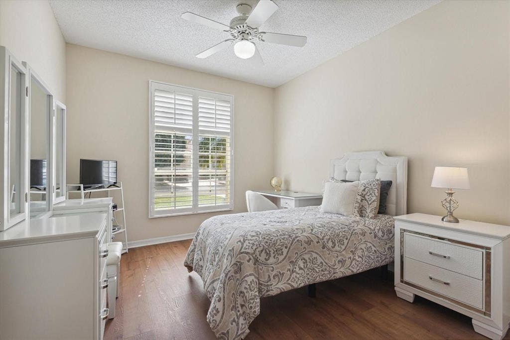 5877 NW 73rd Ct_011
