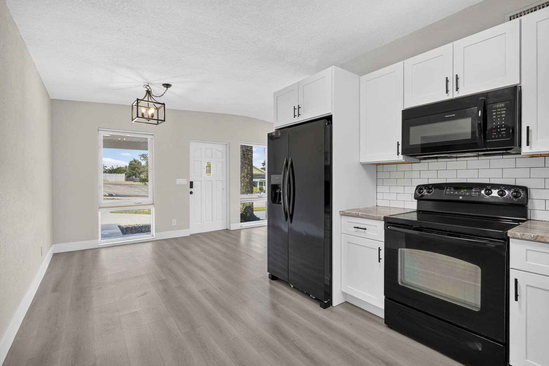 840 Bradley Street, West Palm Beach, FL 33405 Kitchen/Dining Area