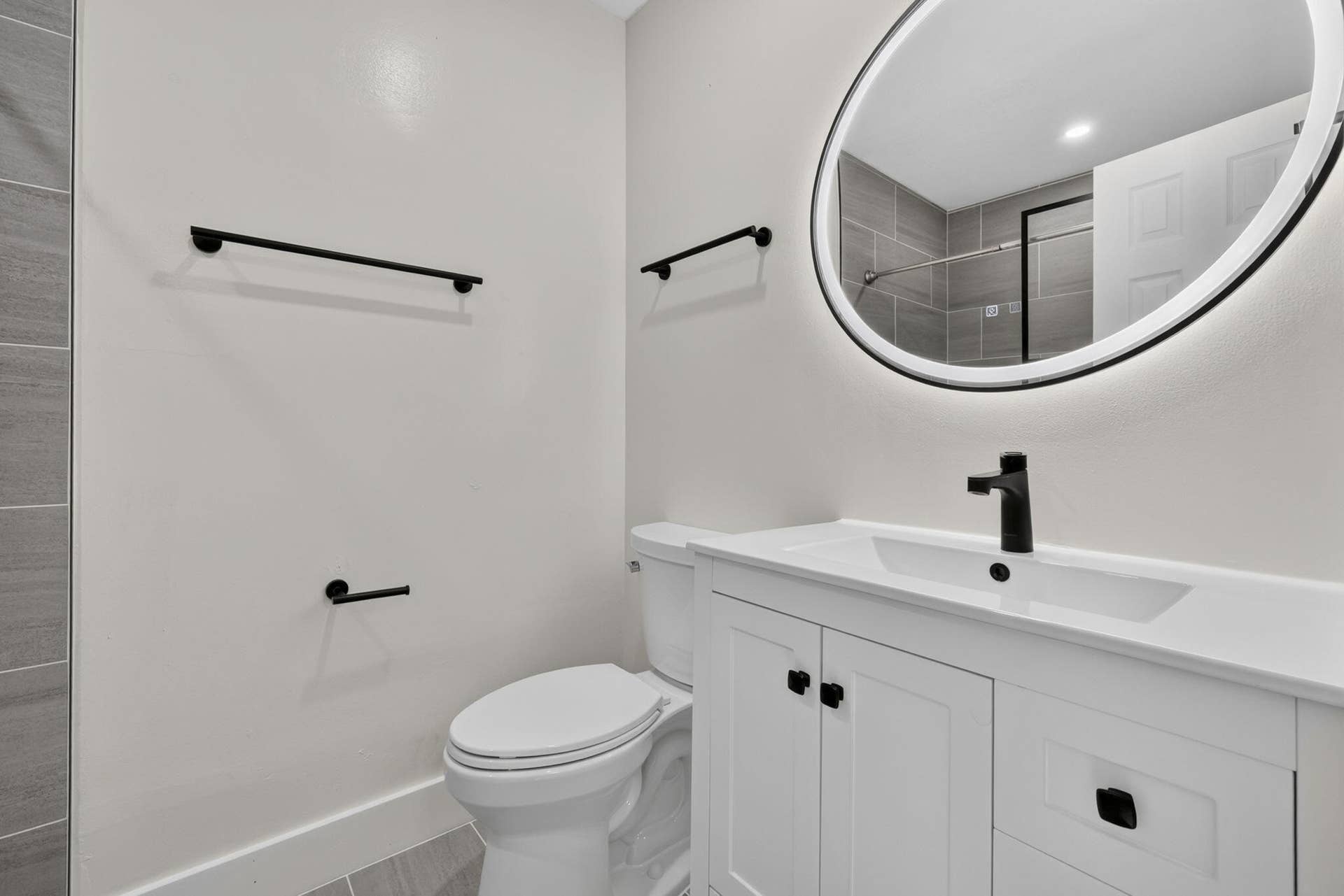840 Bradley Street, West Palm Beach, FL 33405 Ensuite Bathroom