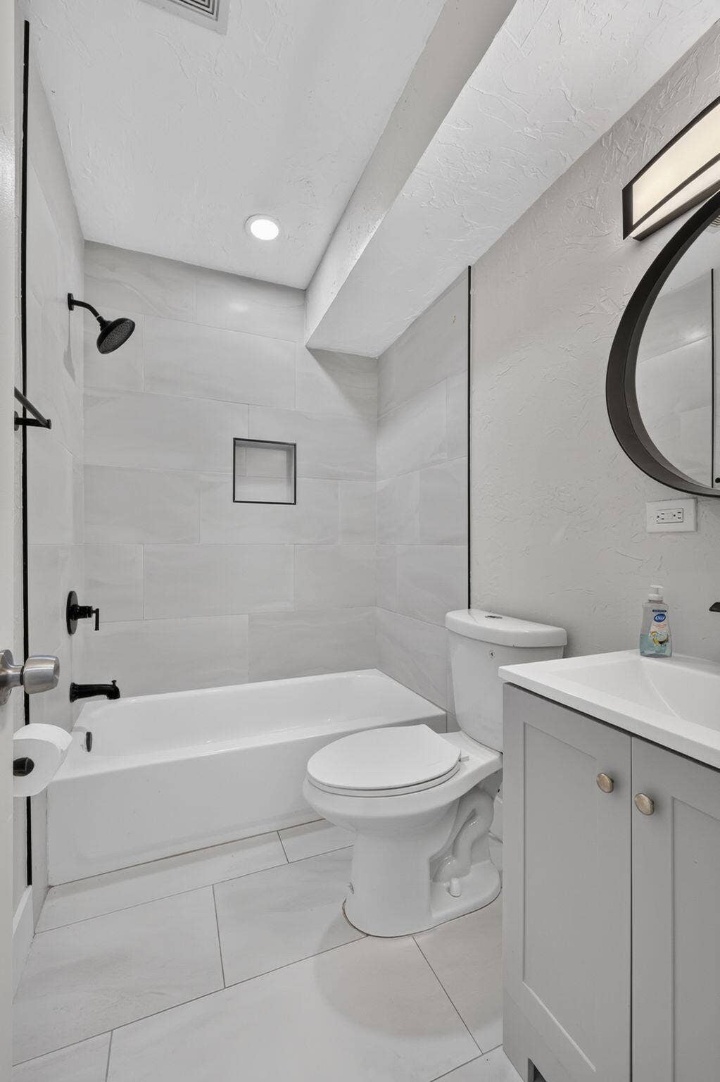 840 Bradley Street, West Palm Beach, FL 33405 Hall Bathroom for rooms 3,4,5