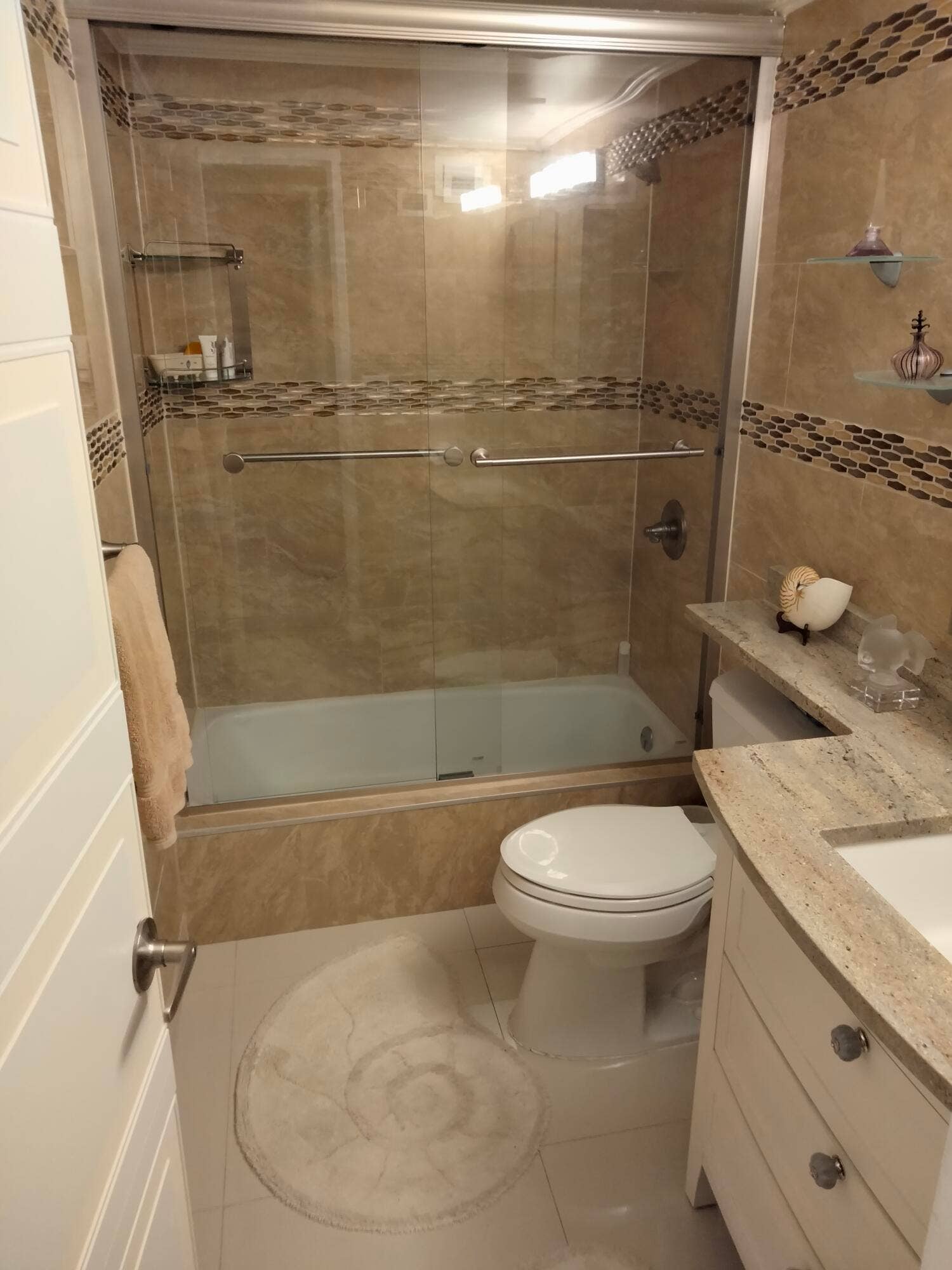 Unit 10k - bathroom