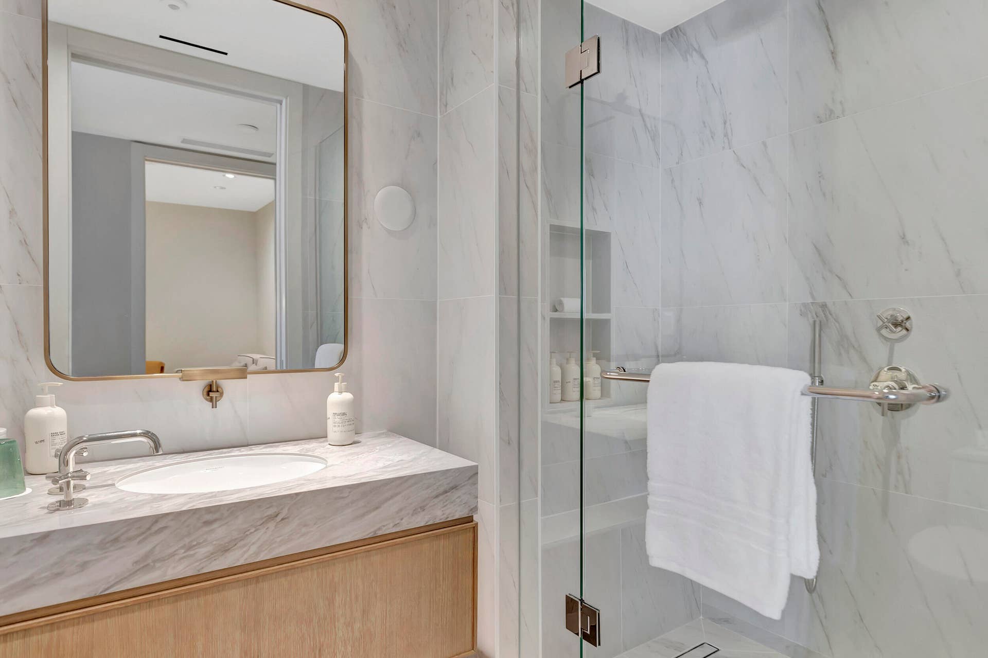 525 N FORT LAUDERDALE BEACH Boulevard, #1707, Fort Lauderdale, FL 33304 18__g6i5097