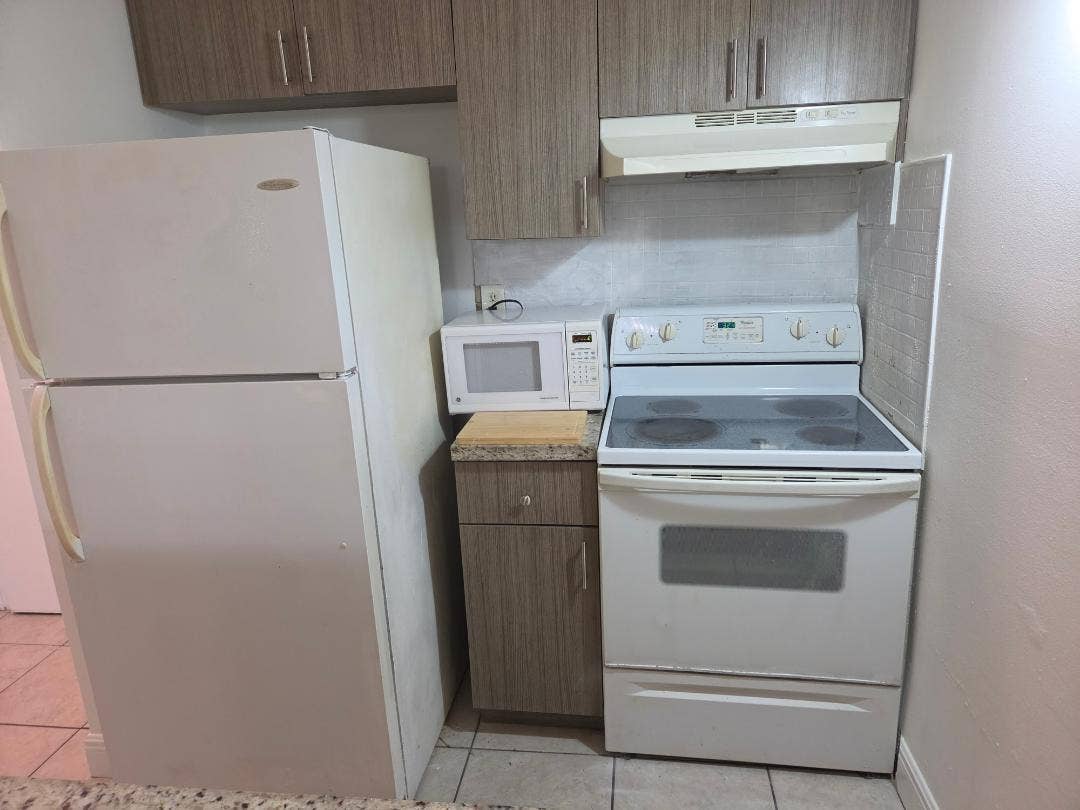 2401 RIVERSIDE Drive, #306-B, Coral Springs, FL 33065 2401 RIVERSIDE APT 306 KITCHEN 2
