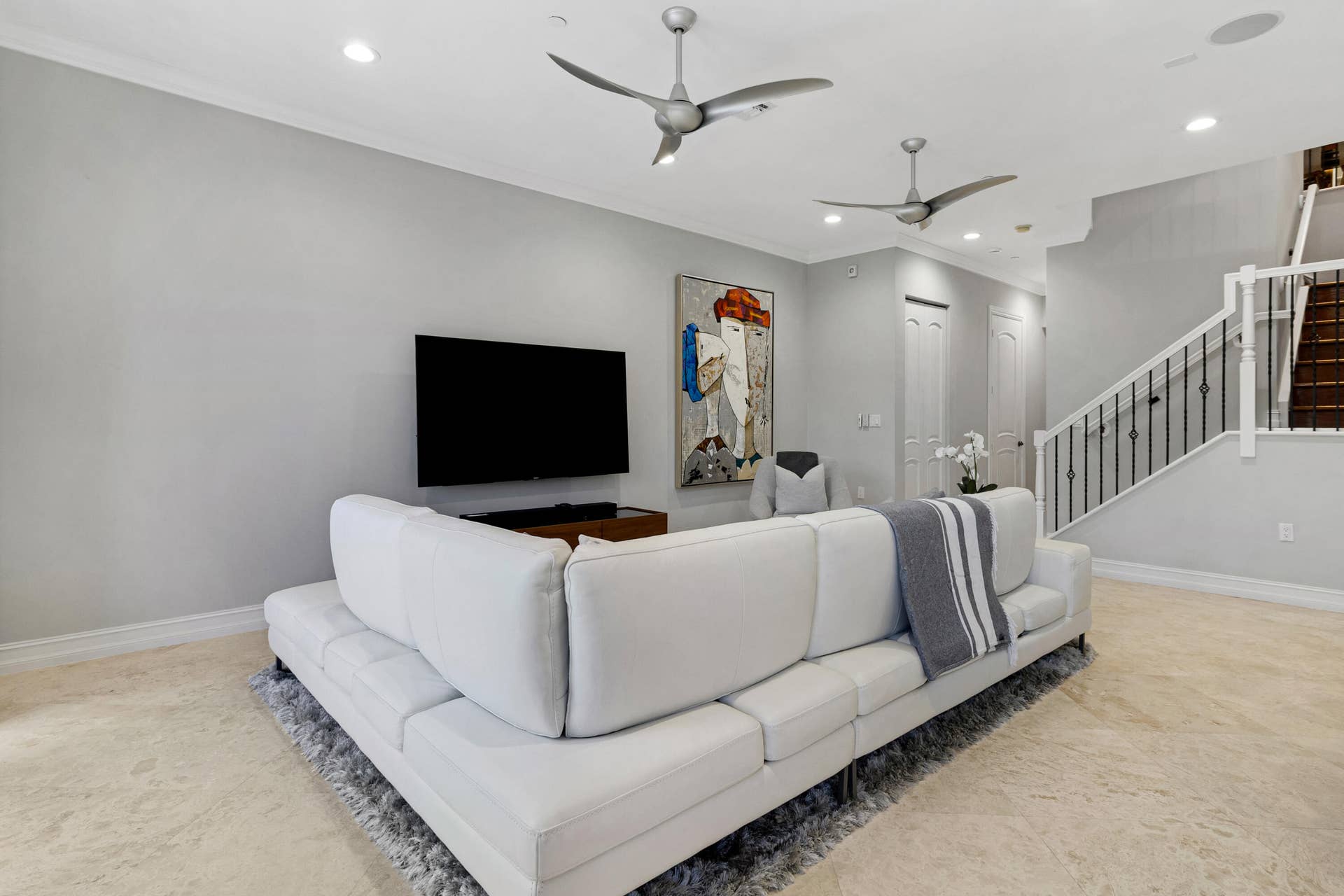First floor lounge and wet bar