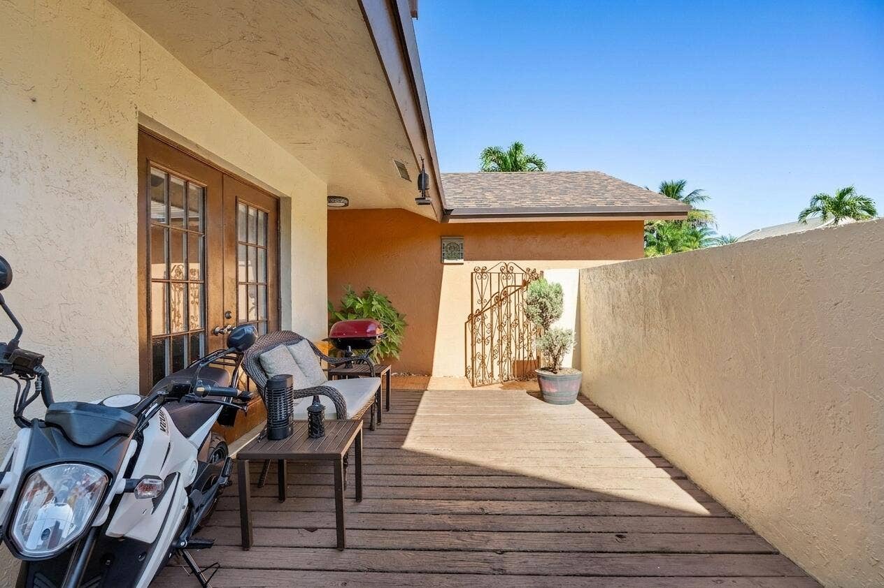 940 SW 96TH Avenue, Pembroke Pines, FL 33025 Front Patio