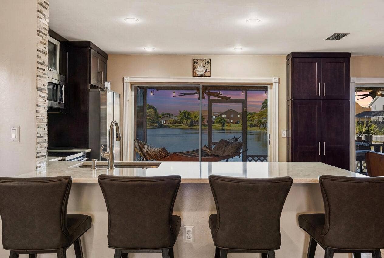 940 SW 96TH Avenue, Pembroke Pines, FL 33025 Kitchen Bar