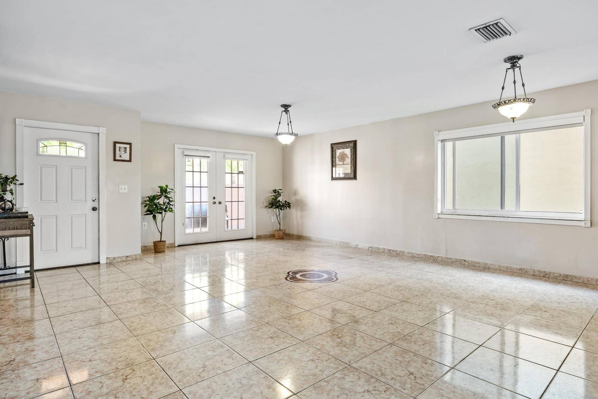 940 SW 96TH Avenue, Pembroke Pines, FL 33025 Entry Great Room