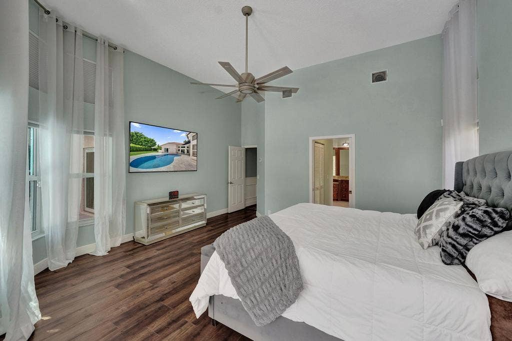 Primary w/12' Ceilings