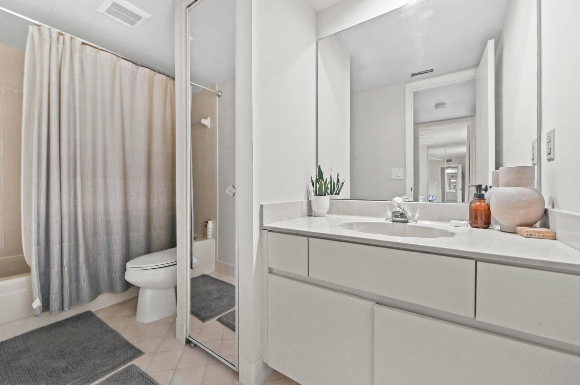 15 Bathroom 02