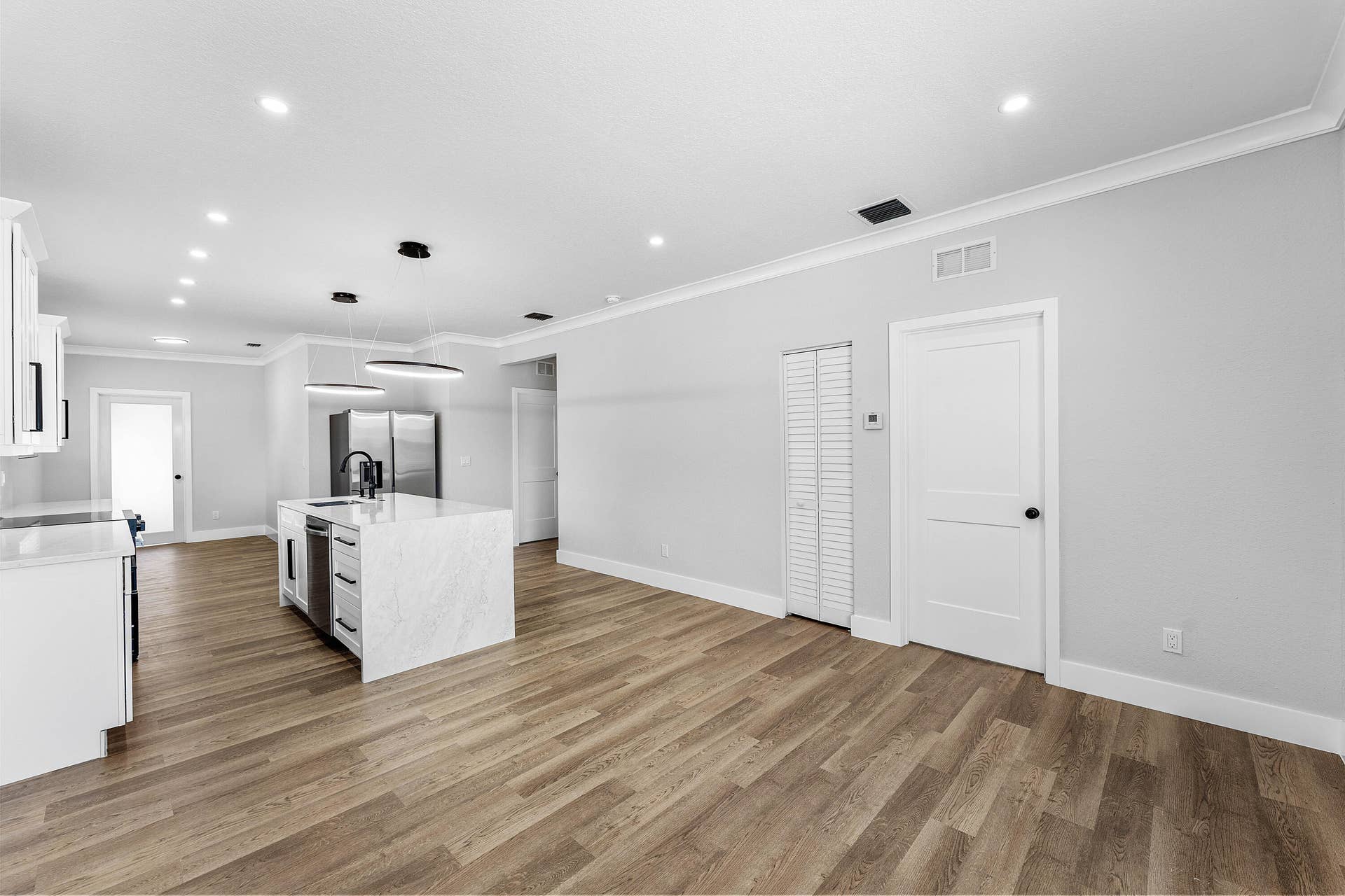 OPEN ENTERTAINING AREA