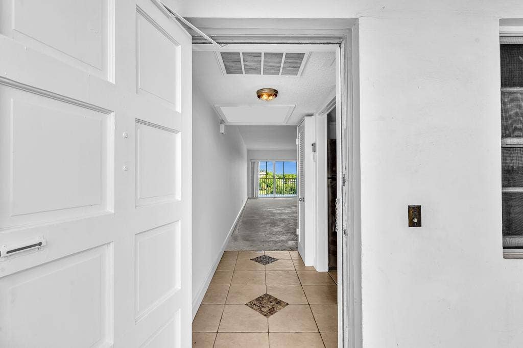 2950 N Palm Aire Drive, #607, Pompano Beach, FL 33069 Entry