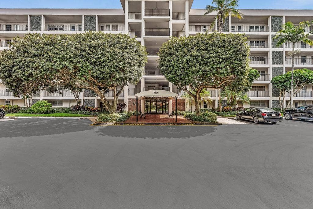 2950 N Palm Aire Drive, #607, Pompano Beach, FL 33069 Entry to Building 5