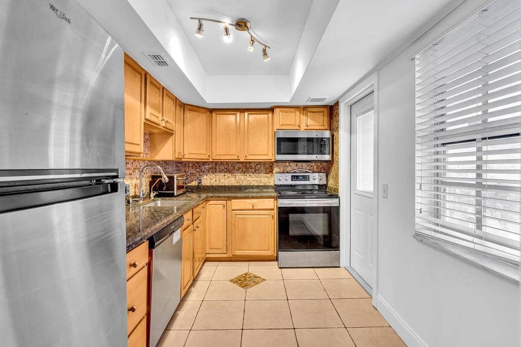 2950 N Palm Aire Drive, #607, Pompano Beach, FL 33069 Kitchen
