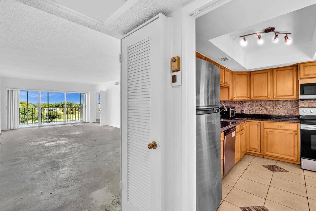 2950 N Palm Aire Drive, #607, Pompano Beach, FL 33069 Kitchen & Living Area