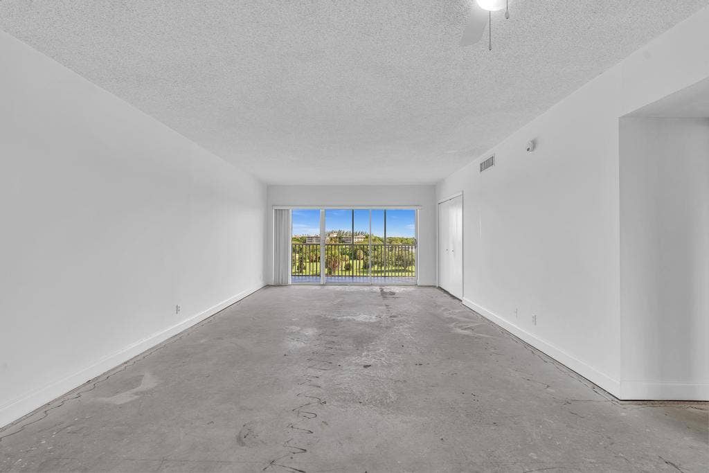 2950 N Palm Aire Drive, #607, Pompano Beach, FL 33069 Dining & Living Combo