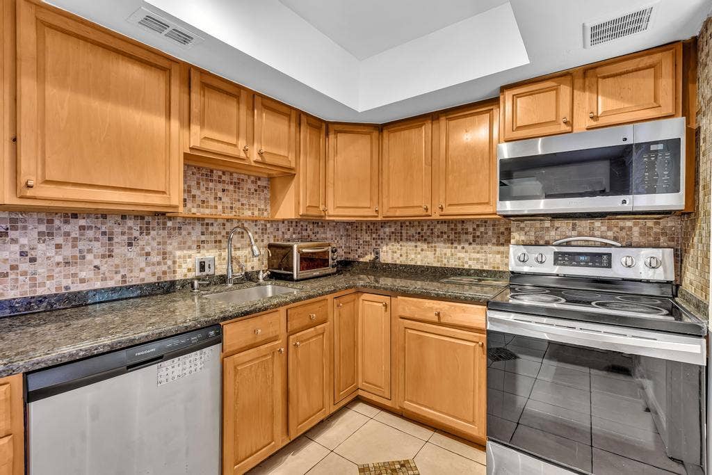 2950 N Palm Aire Drive, #607, Pompano Beach, FL 33069 Kitchen