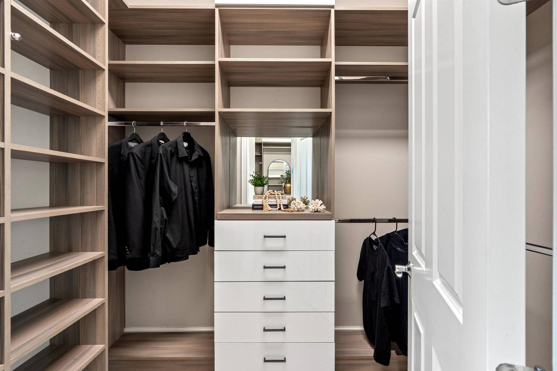 PRIMARY_CLOSET_1