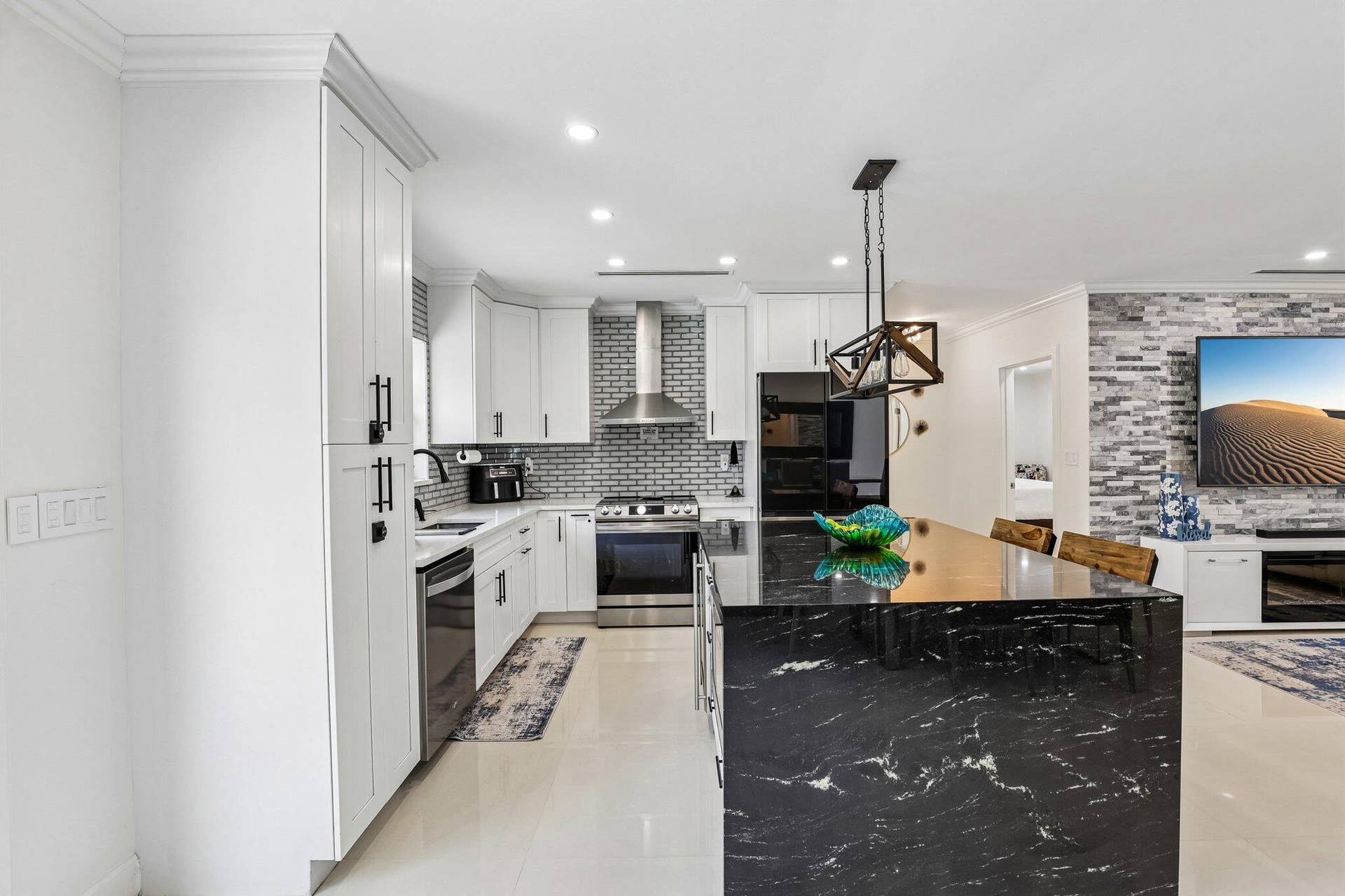 15-web-or-mls-NE 18th St-S0109-015