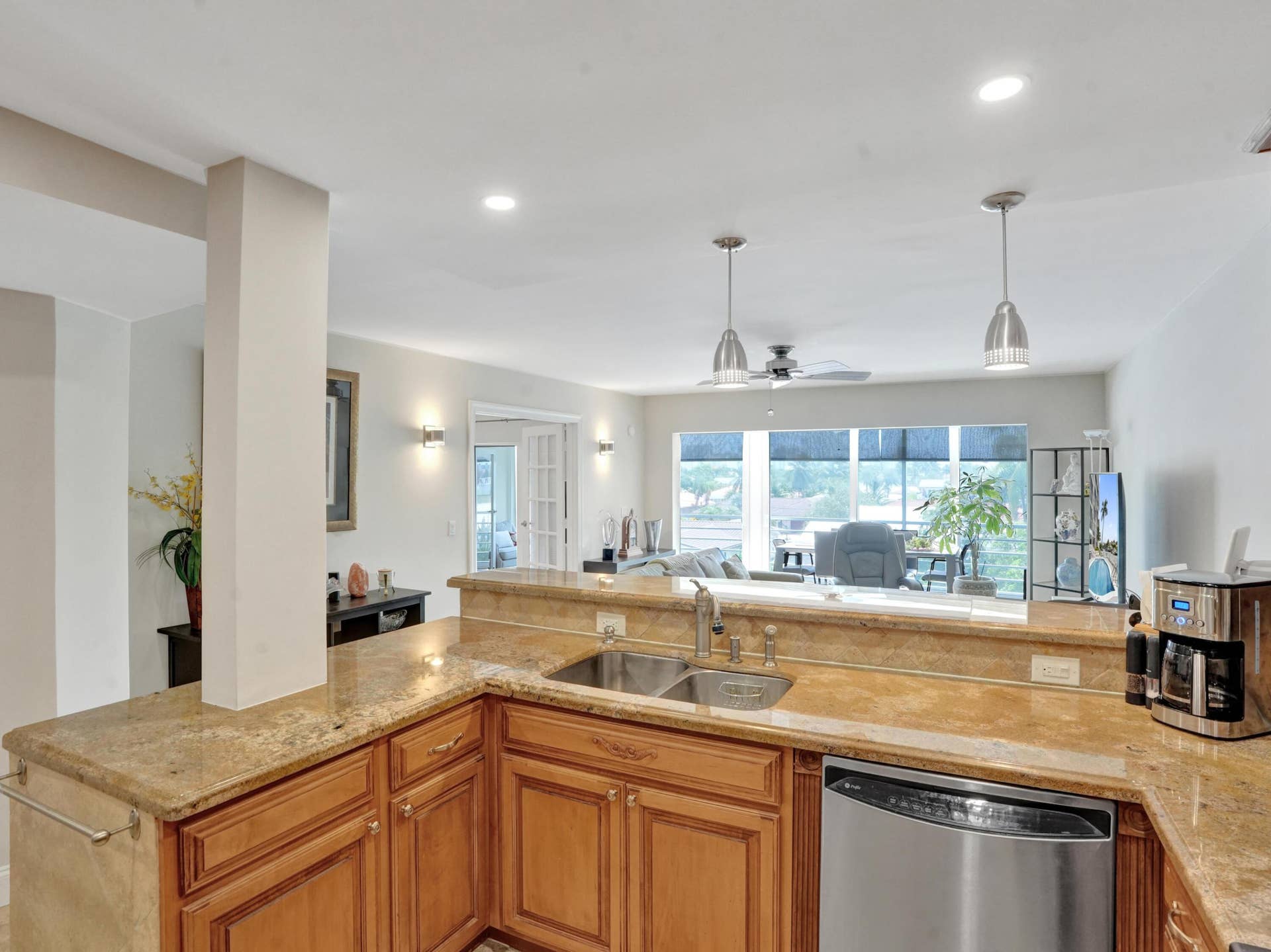 3050 NE 47th Court, #305, Fort Lauderdale, FL 33308 Kitchen