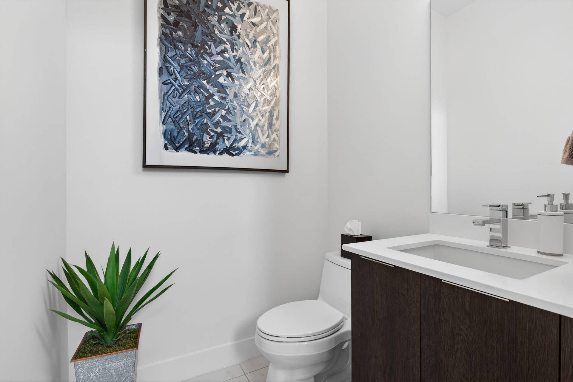 1/2 Bath (2nd Floor)