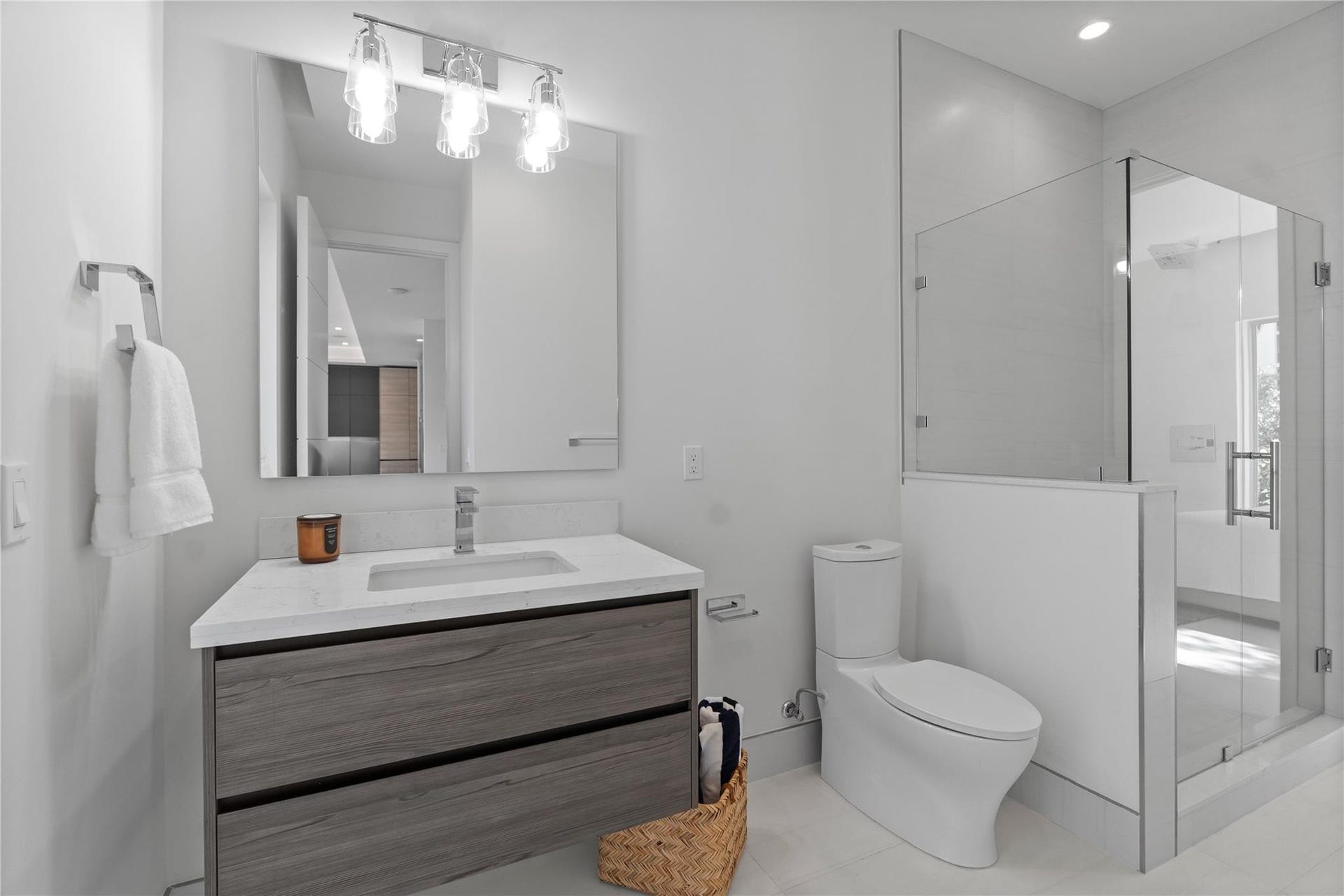 221 Shore Court, Lauderdale By The Sea, FL 33308 1st floor bathroom